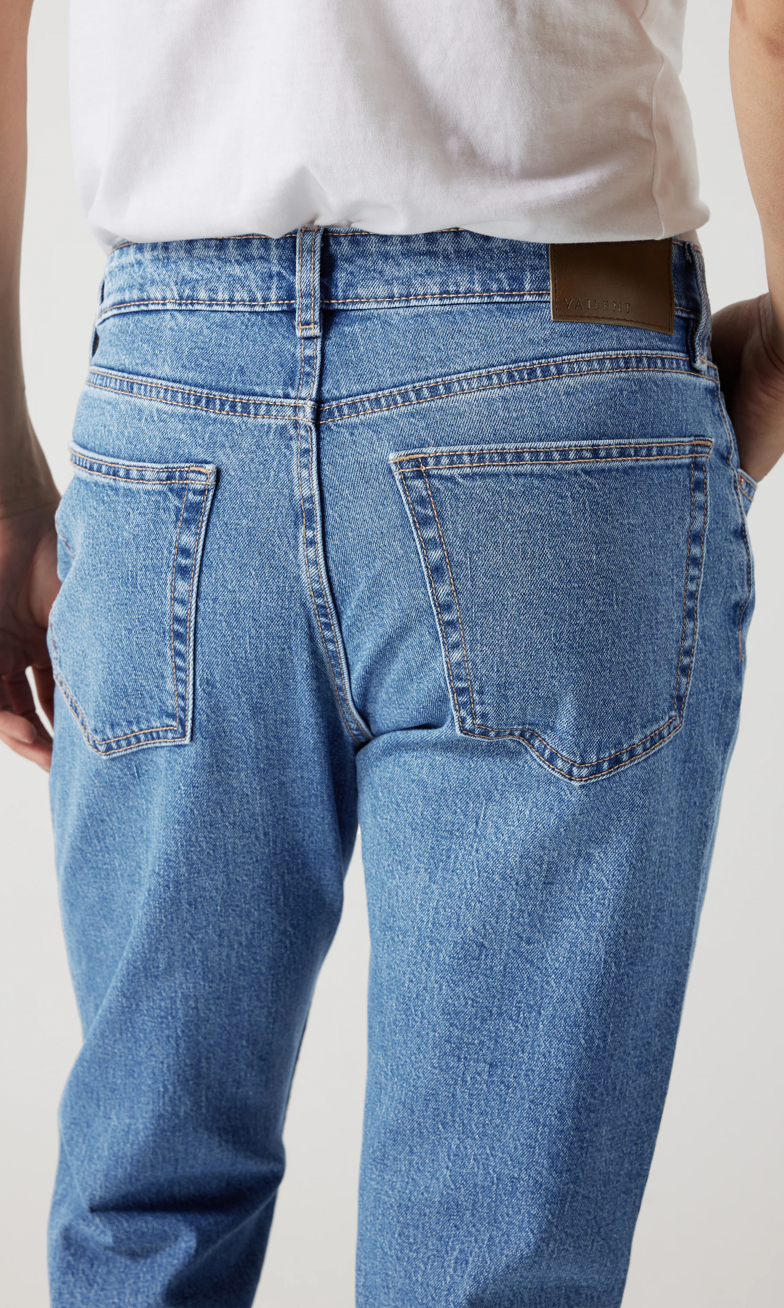 Standard Jeans. Detail 2. Model.