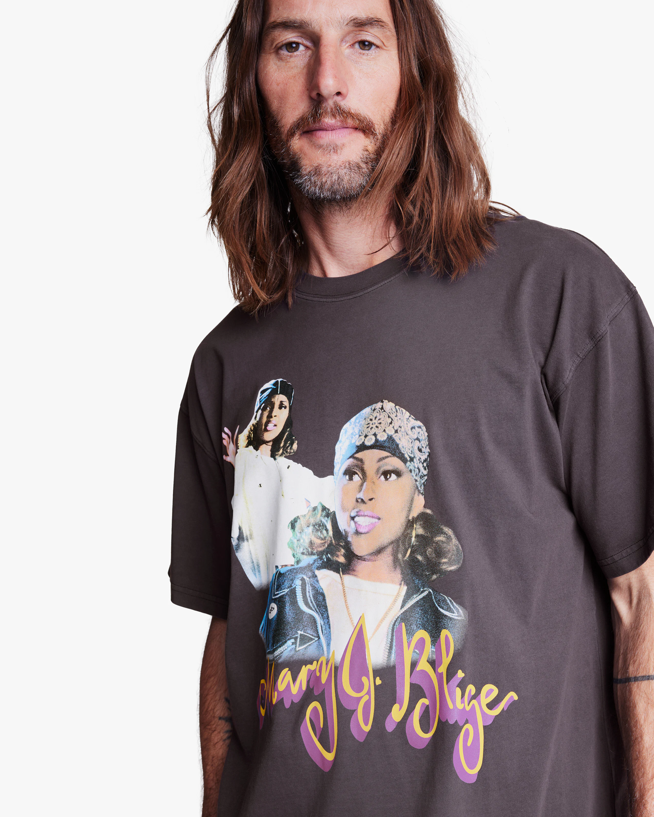 Mary J. Blige Loose Fit T-Skjorte. Detail 2. Model.