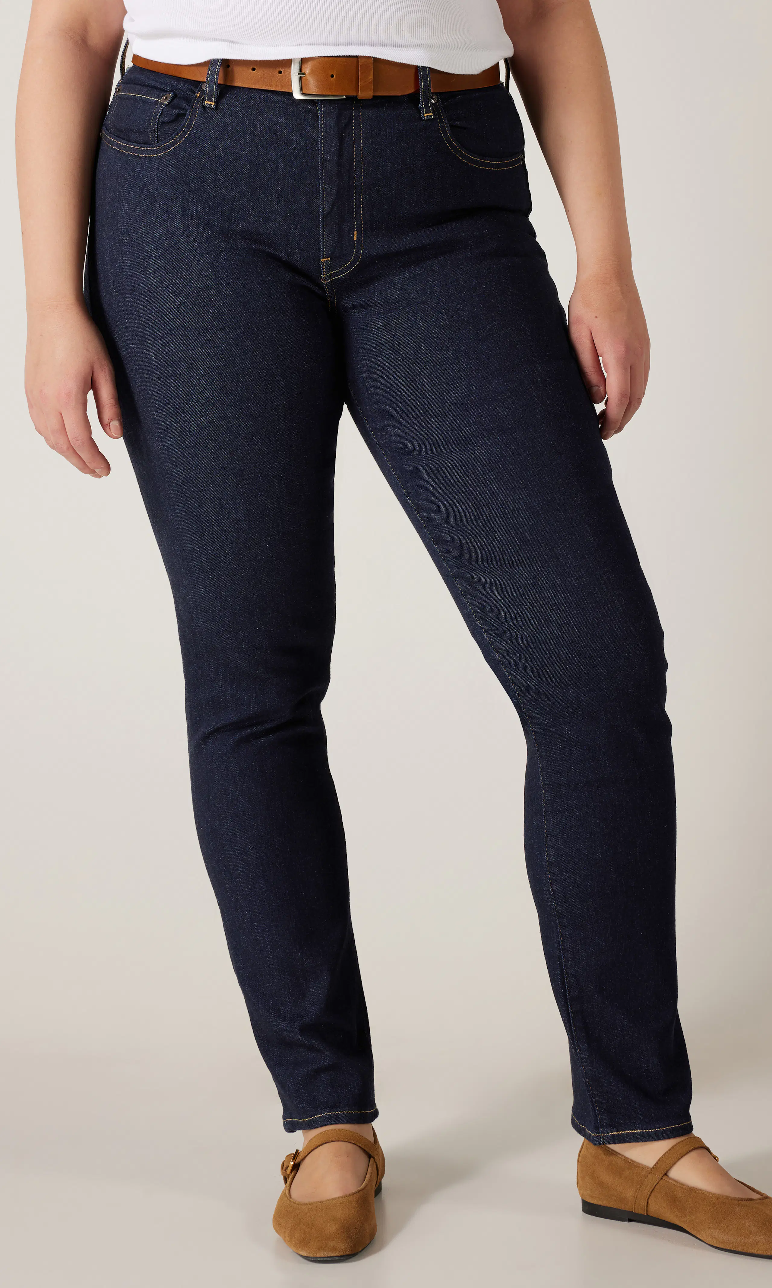 724™ High Rise Straight Mörkblå Jeans. Detail 4. Model.