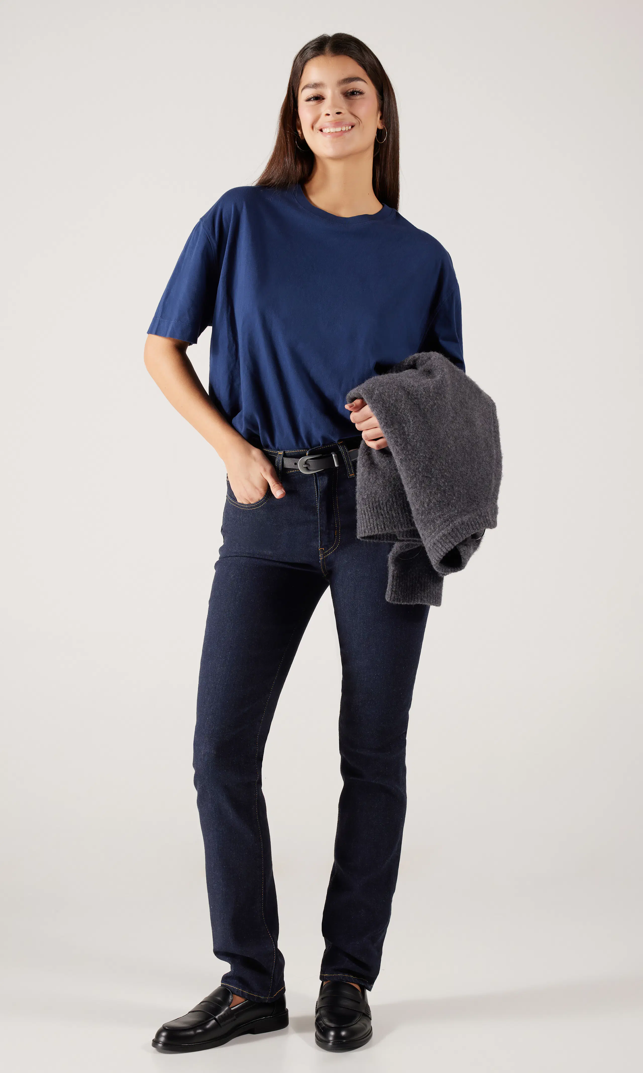 724™ High Rise Straight Mörkblå Jeans. Front 1. Model.