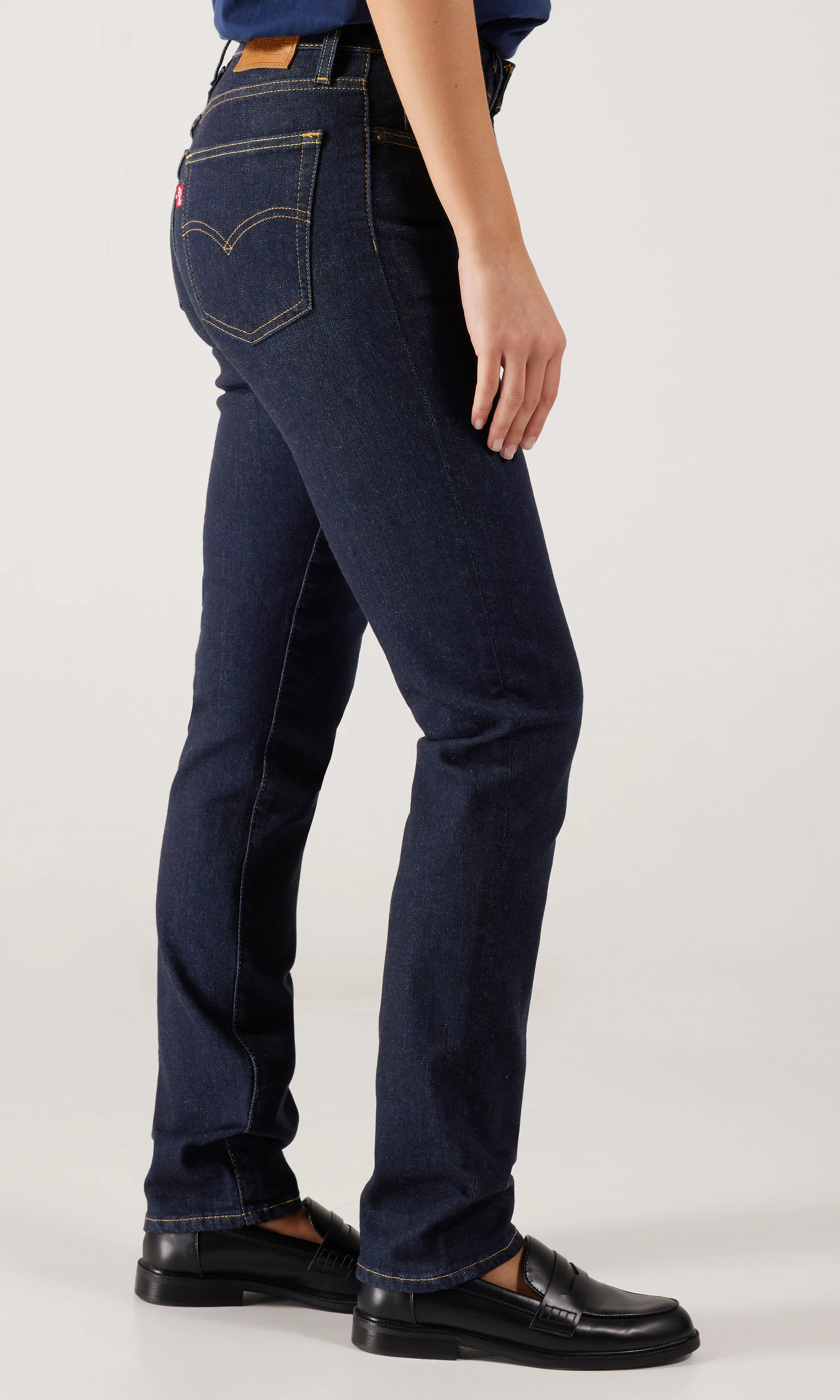 724™ High Rise Straight Mörkblå Jeans. Front 2. Model.