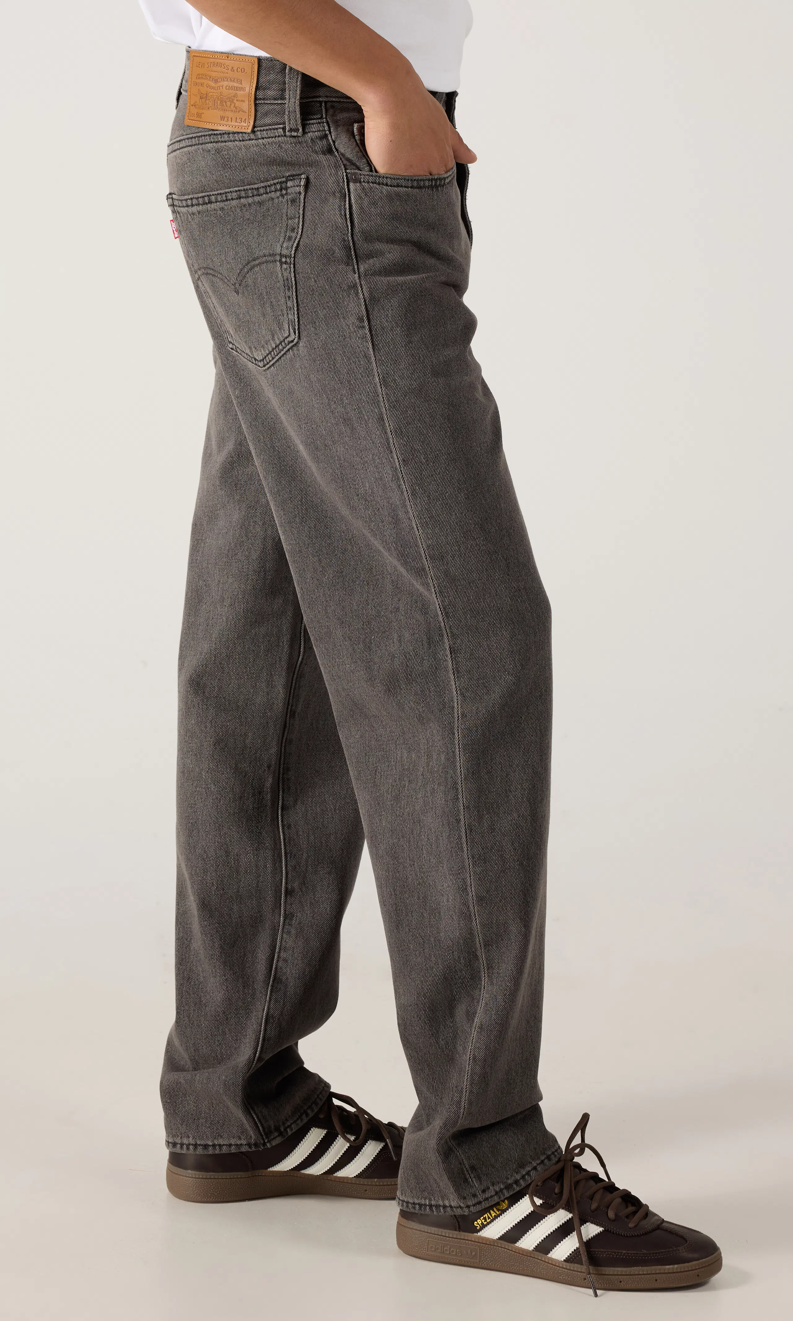 568™ Stay Loose Svarta Jeans. Front 2. Model.
