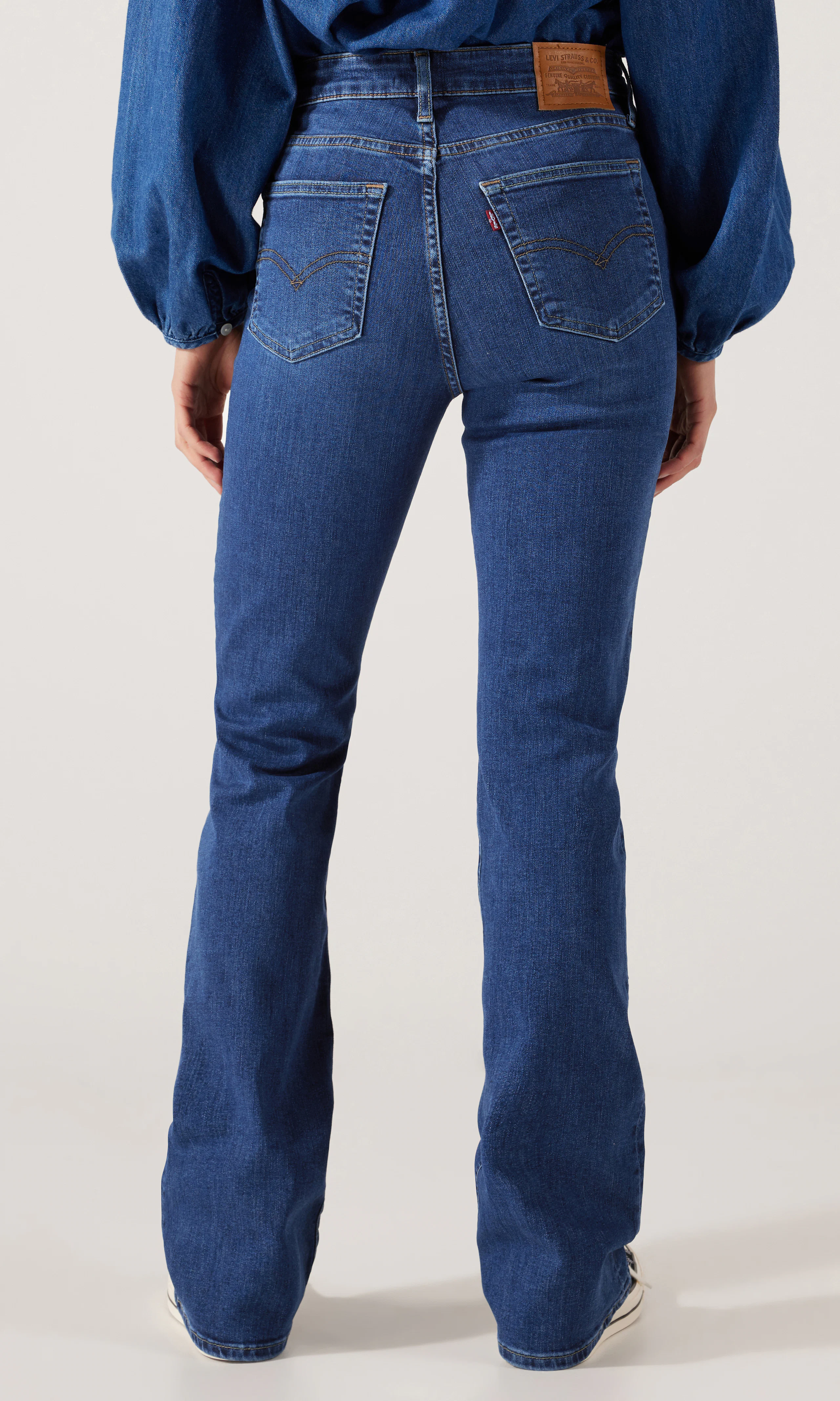 725™ High Rise Bootcut Mörkblå Jeans. Back. Model.