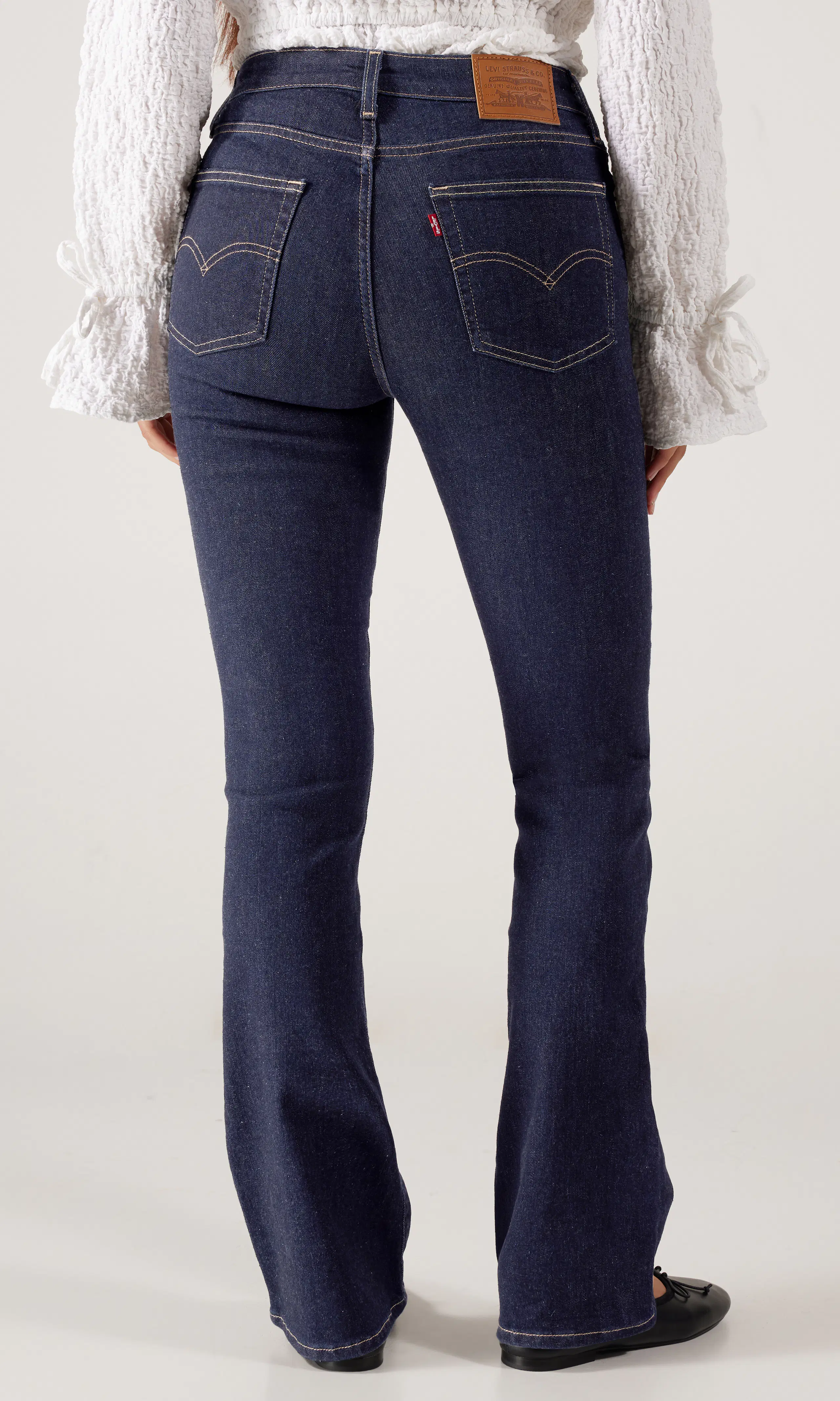 725™ High Rise Bootcut Mørk Blå Jeans. Back. Model.