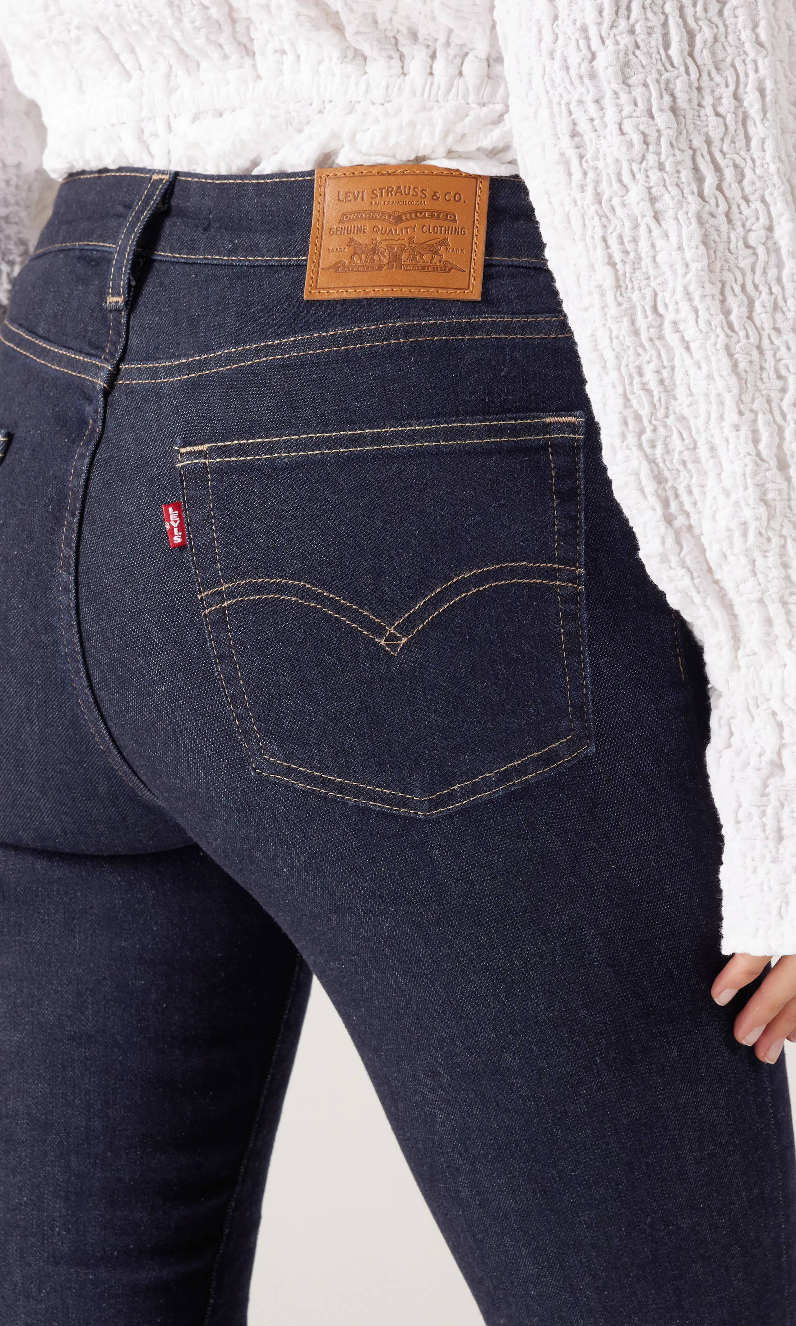 725™ High Rise Bootcut Mørk Blå Jeans. Detail 1. Model.