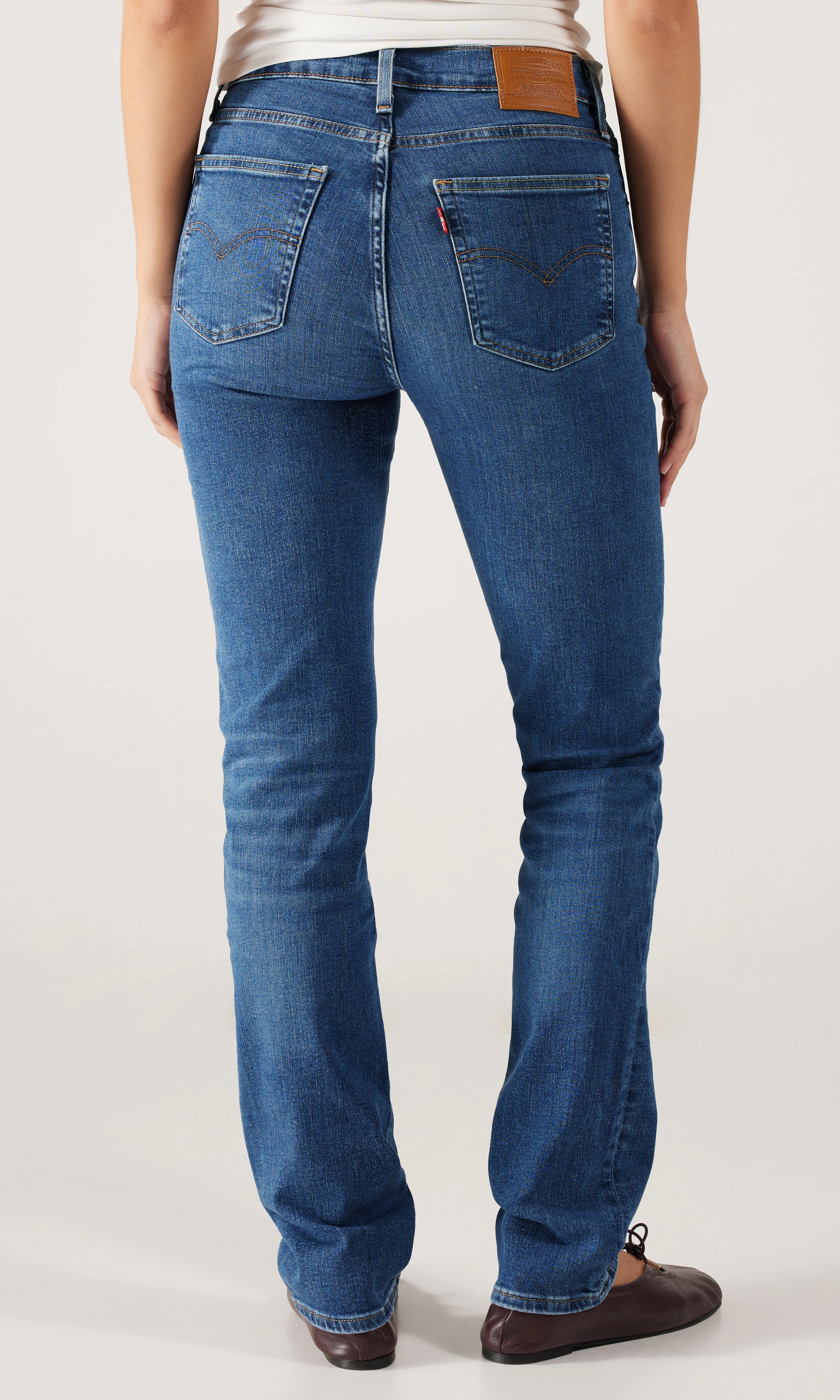724™ High Rise Straight Keskisiniset Farkut. Back. Model.