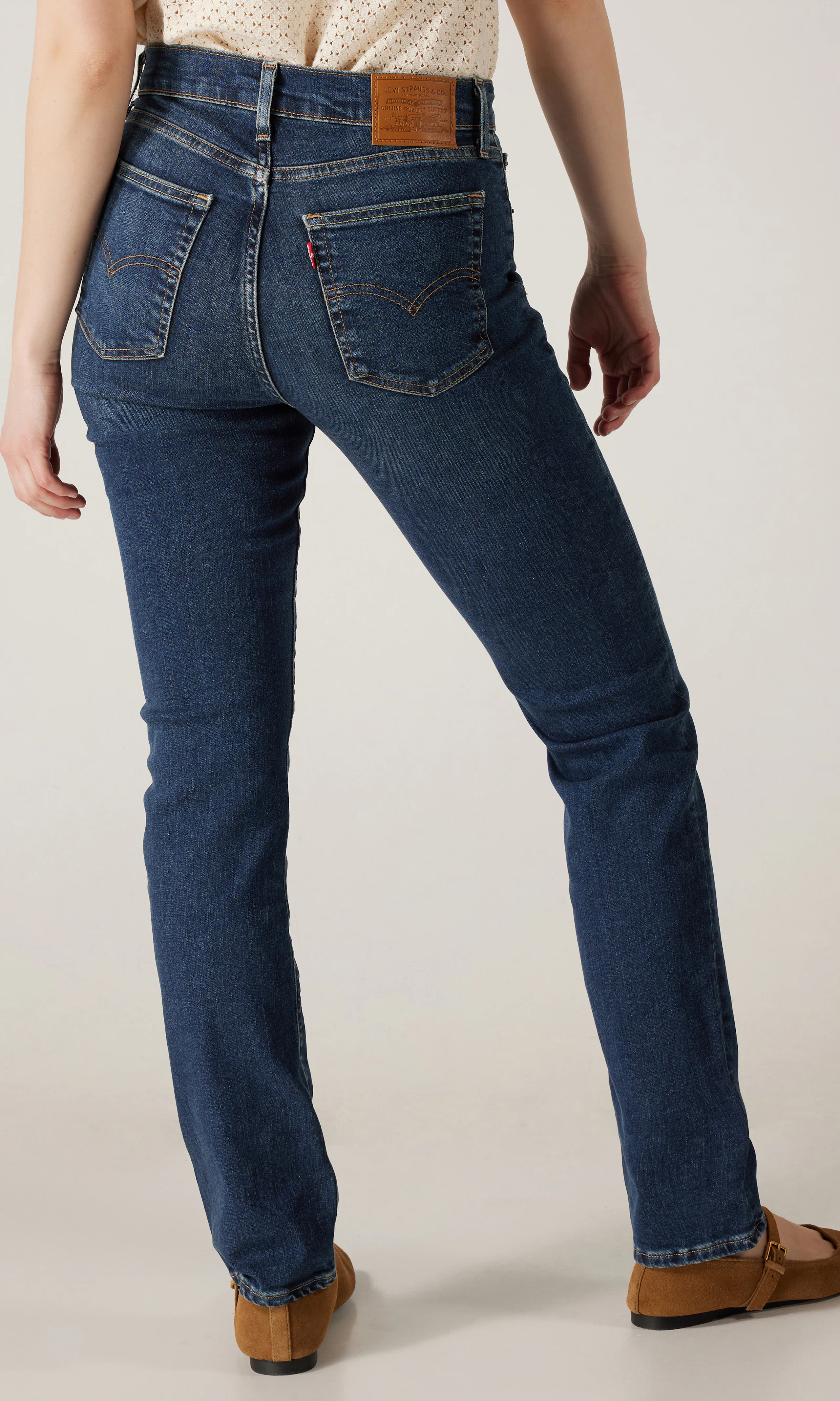 724™ High Rise Straight Mørk Blå Jeans. Back. Model.