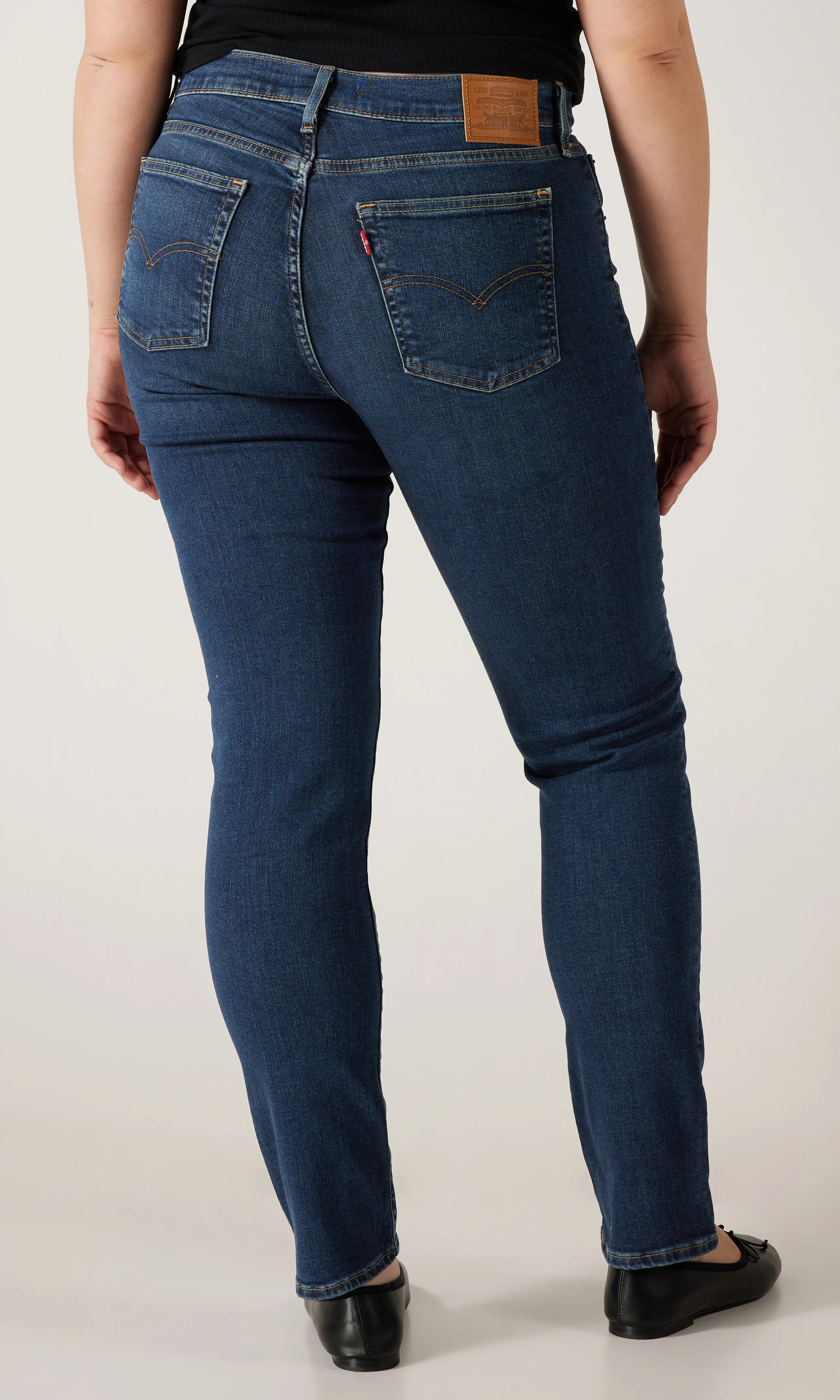 724™ High Rise Straight Mørk Blå Jeans. Detail 7. Model.