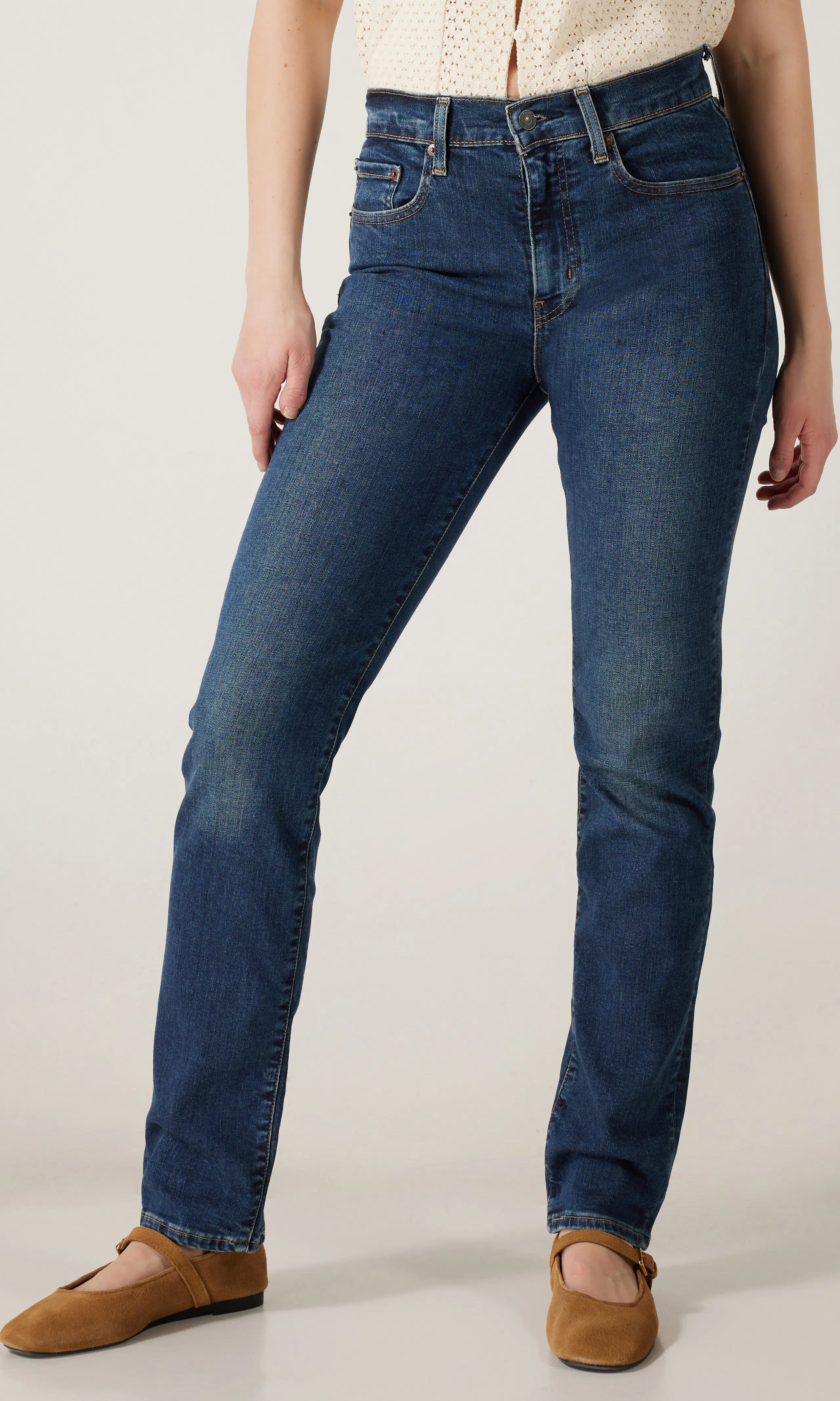 724™ High Rise Straight Mørk Blå Jeans. Front. Model.