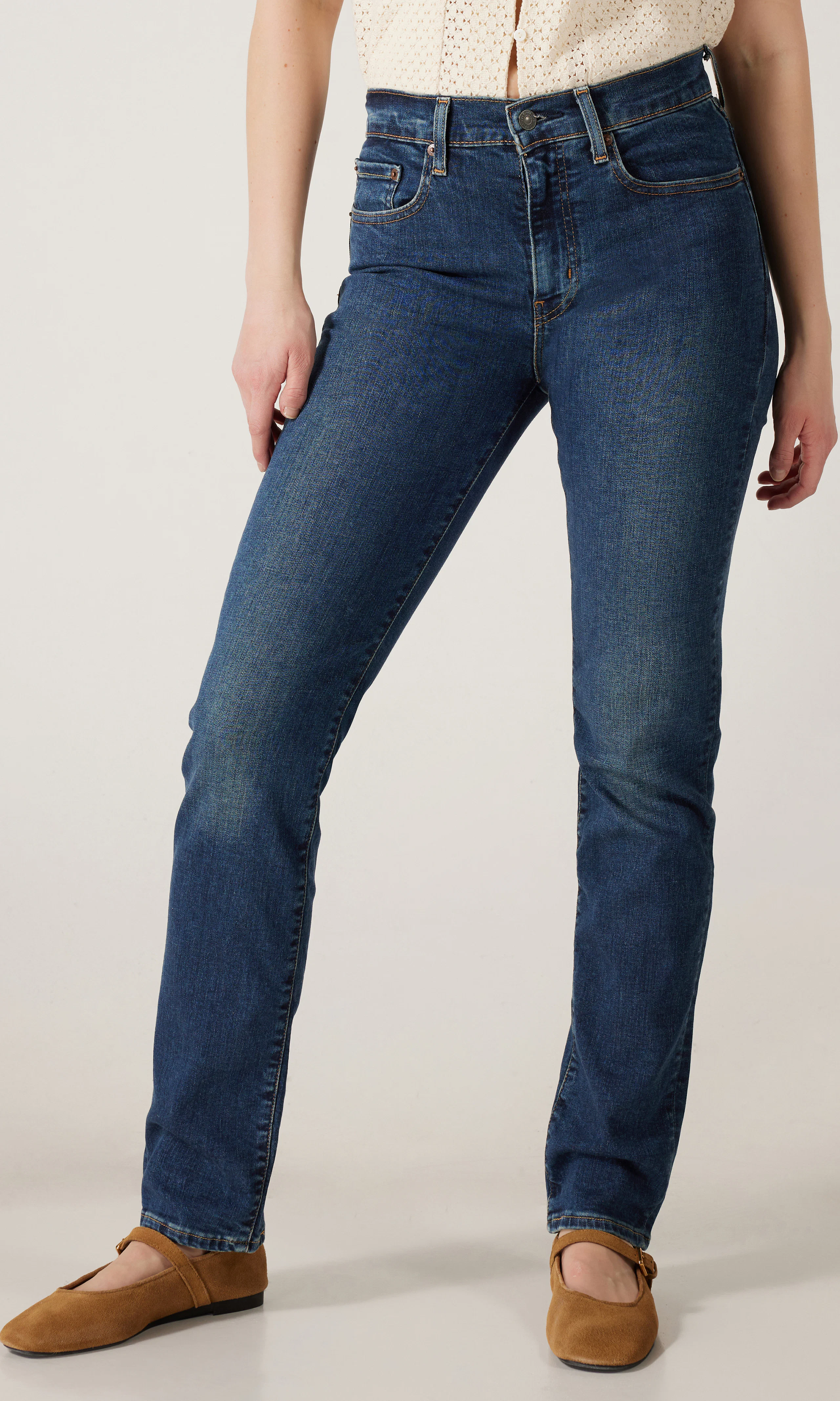 724™ High Rise Straight Mørk Blå Jeans. Front. Model.