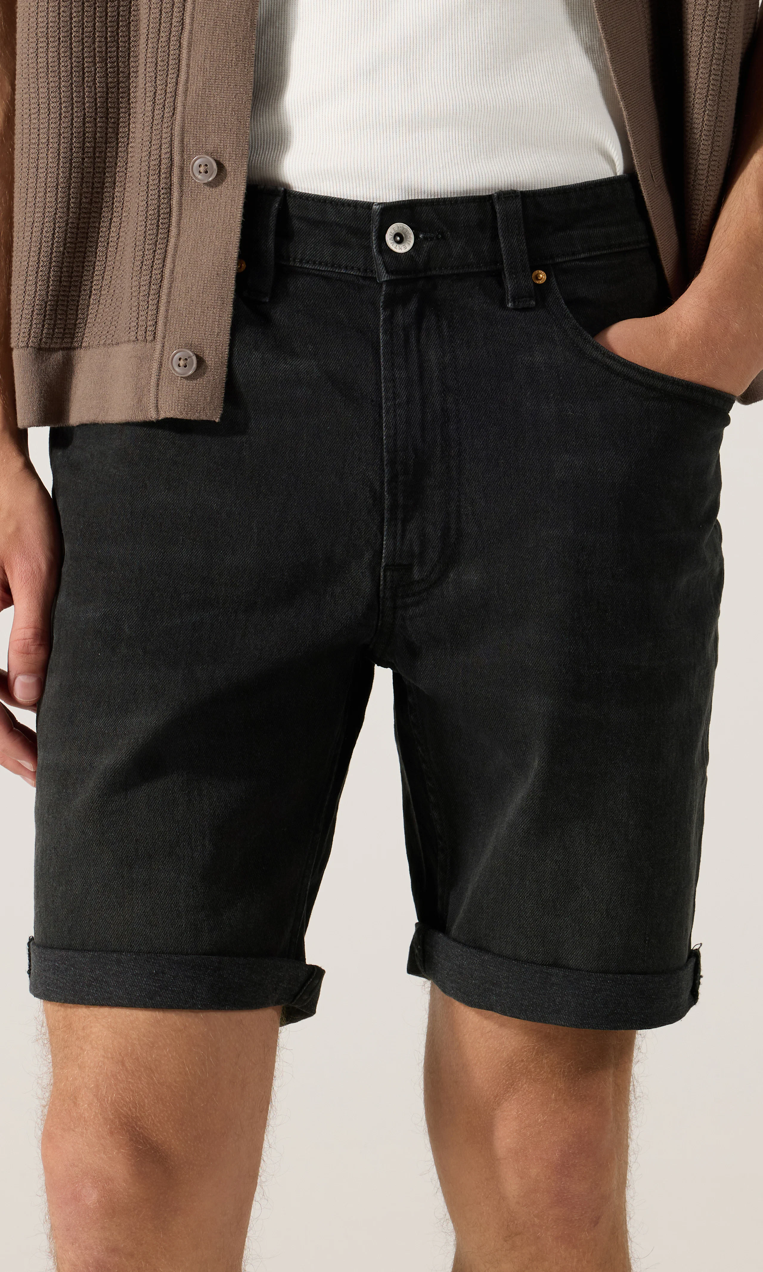 Standard Svart Shorts. Front. Model.