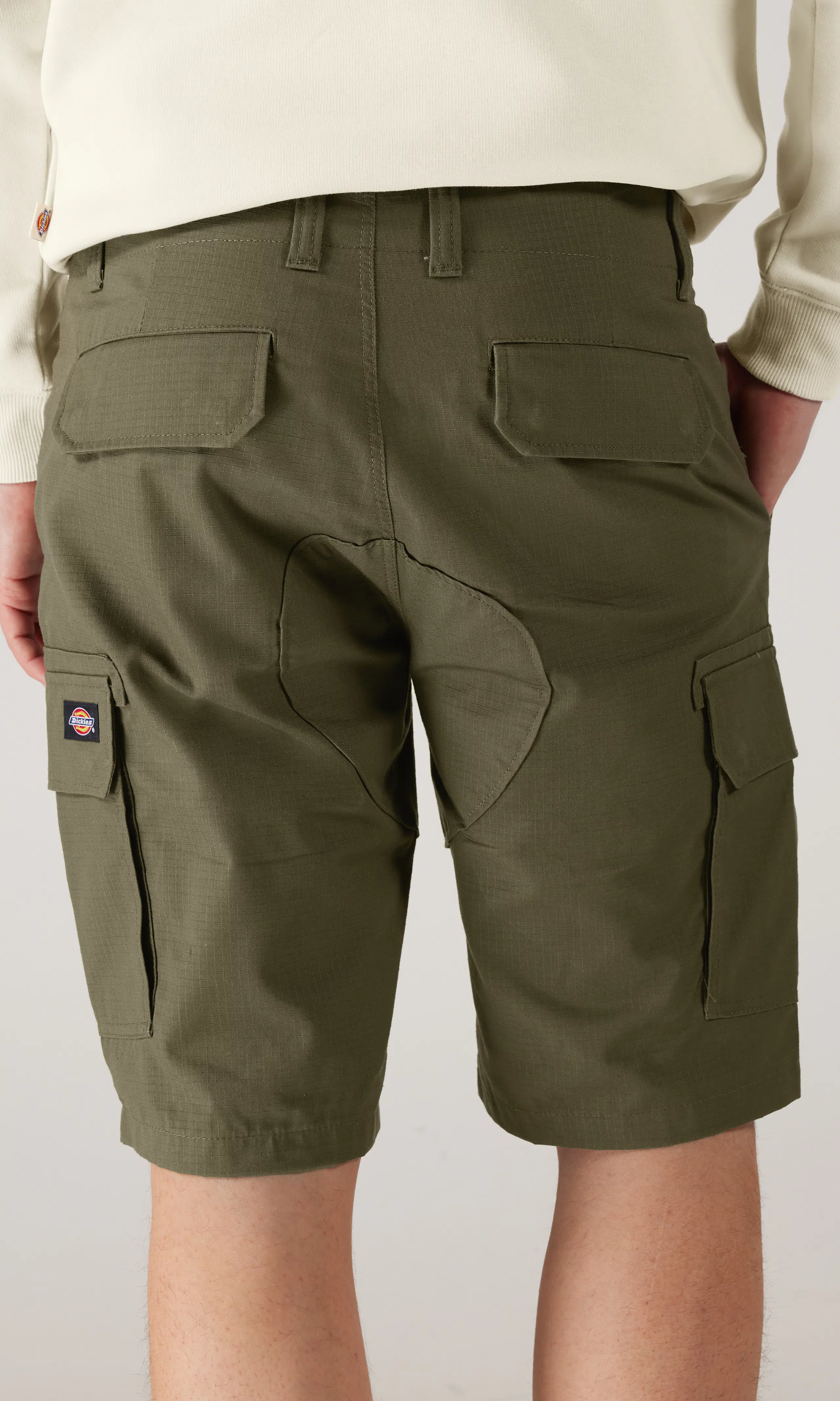 Millerville Grön Shorts. Back. Model.