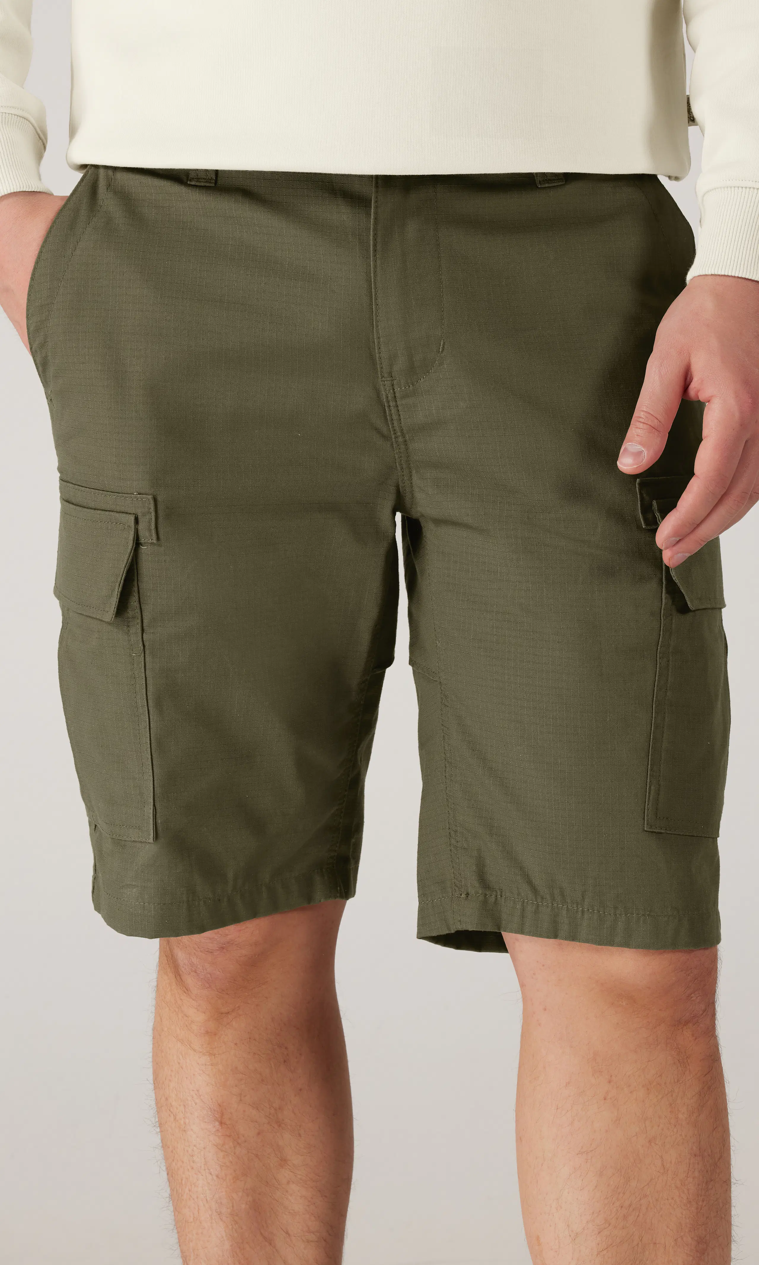 Millerville Grön Shorts. Front. Model.