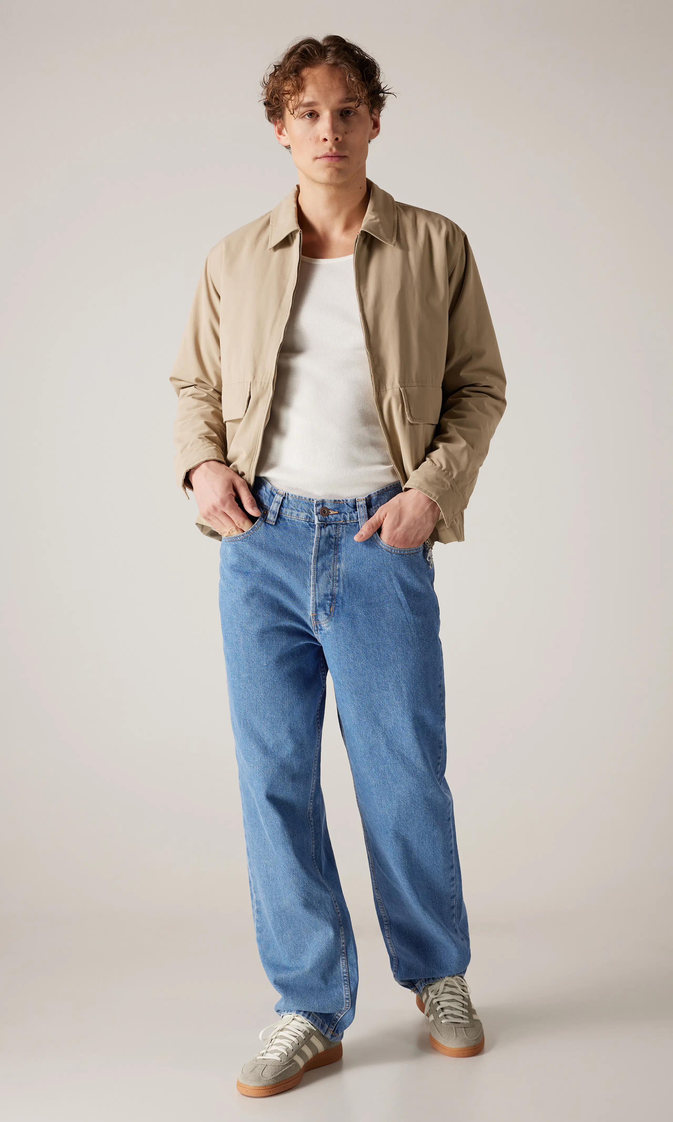 Thomasville Medium Blå Jeans. Front 1. Model.