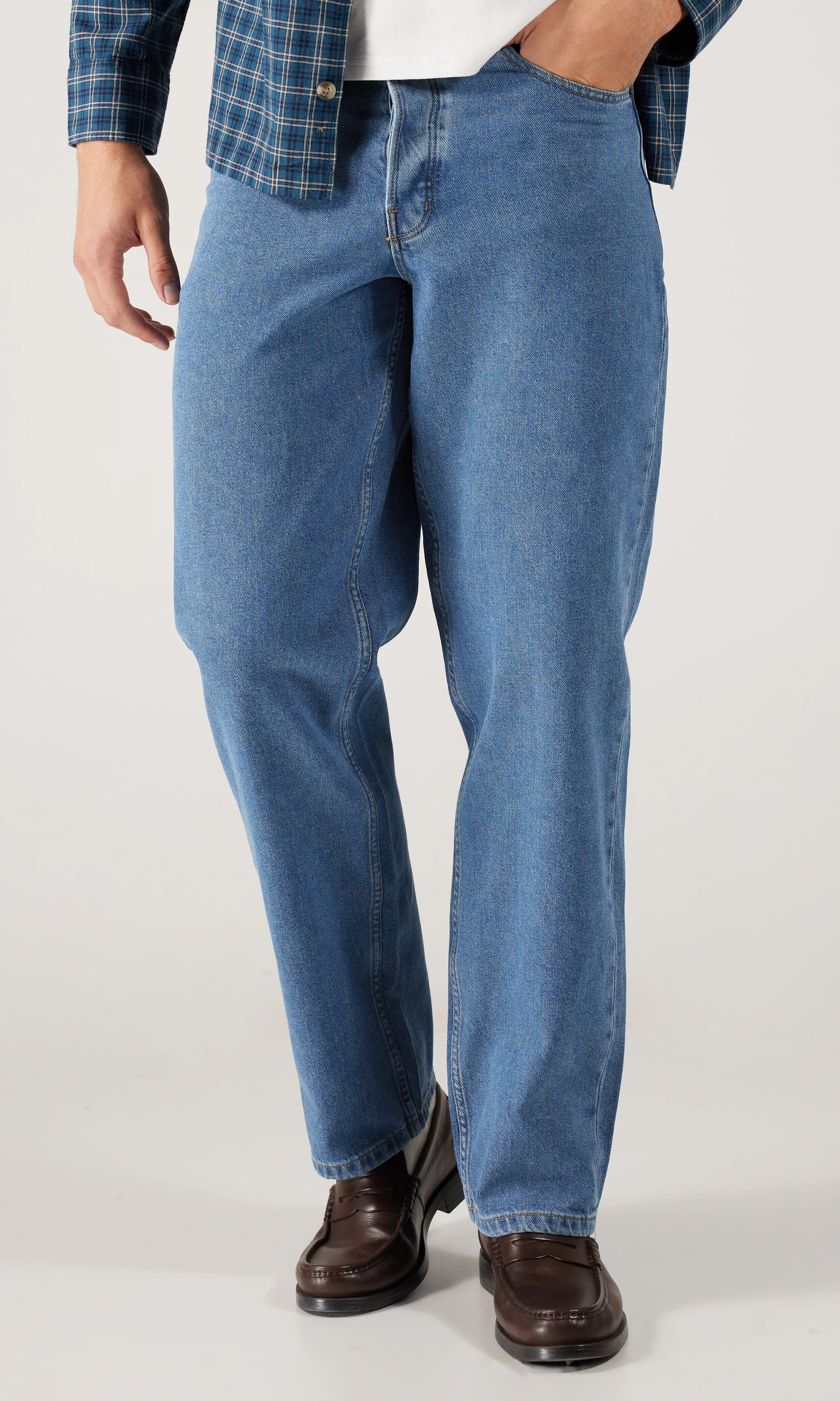 Thomasville Medium Blå Jeans. Front. Model.