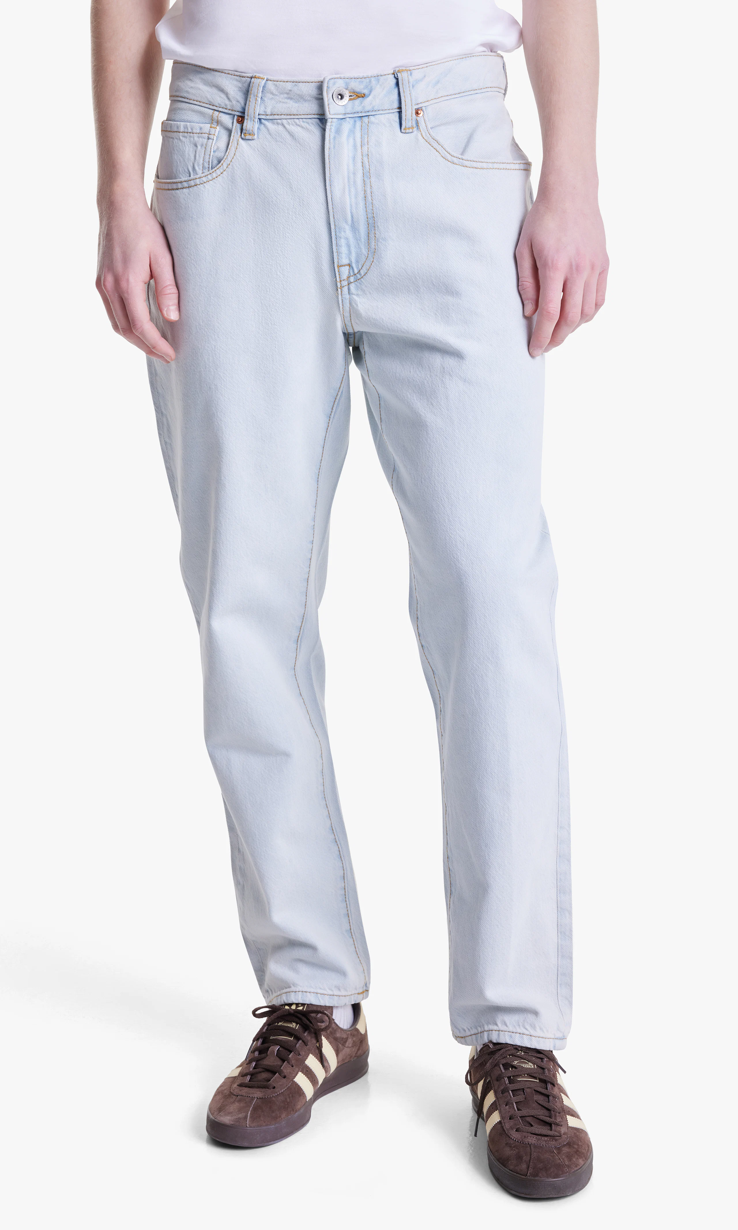 Skate Light Air Jeans. Front. Model.