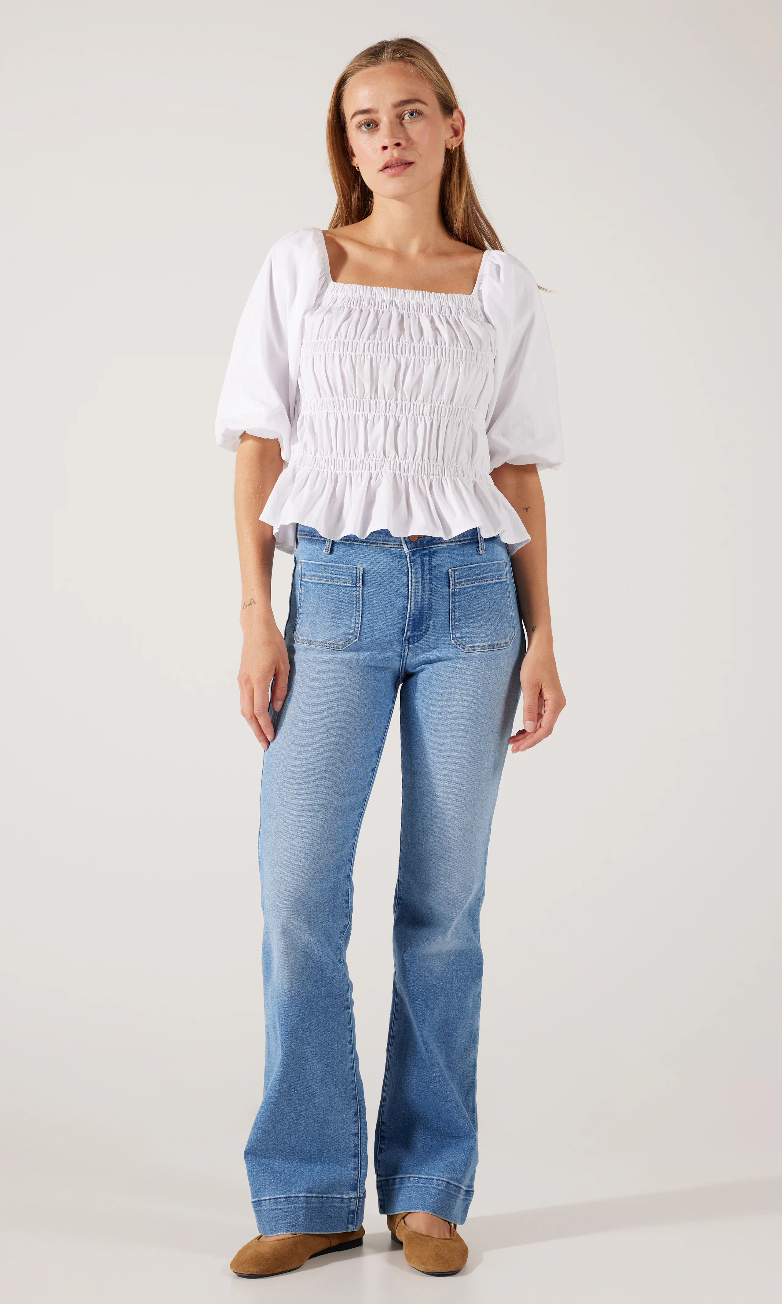 Flare Ljusblå Jeans. Front. Model.