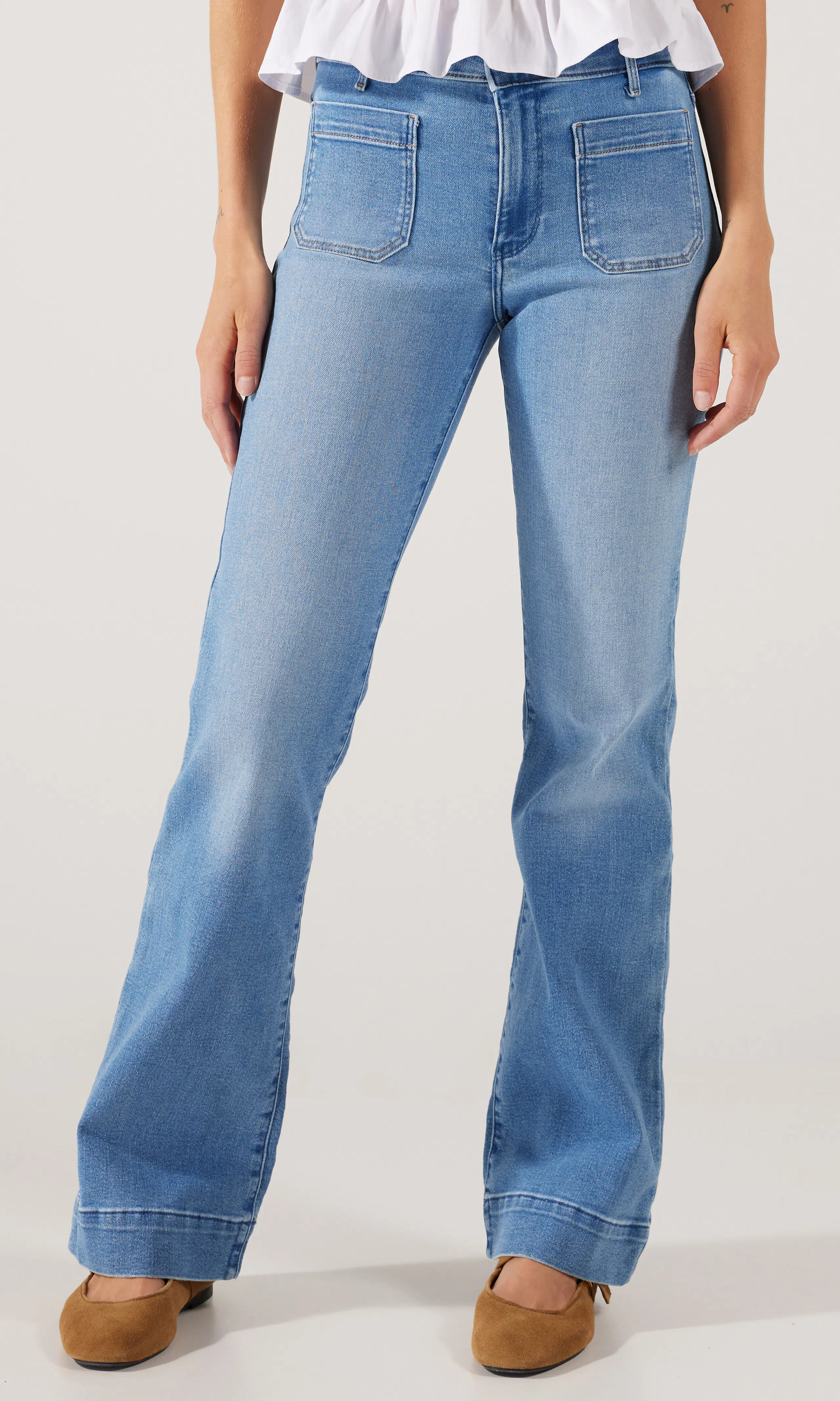 Flare Ljusblå Jeans. Front 1. Model.