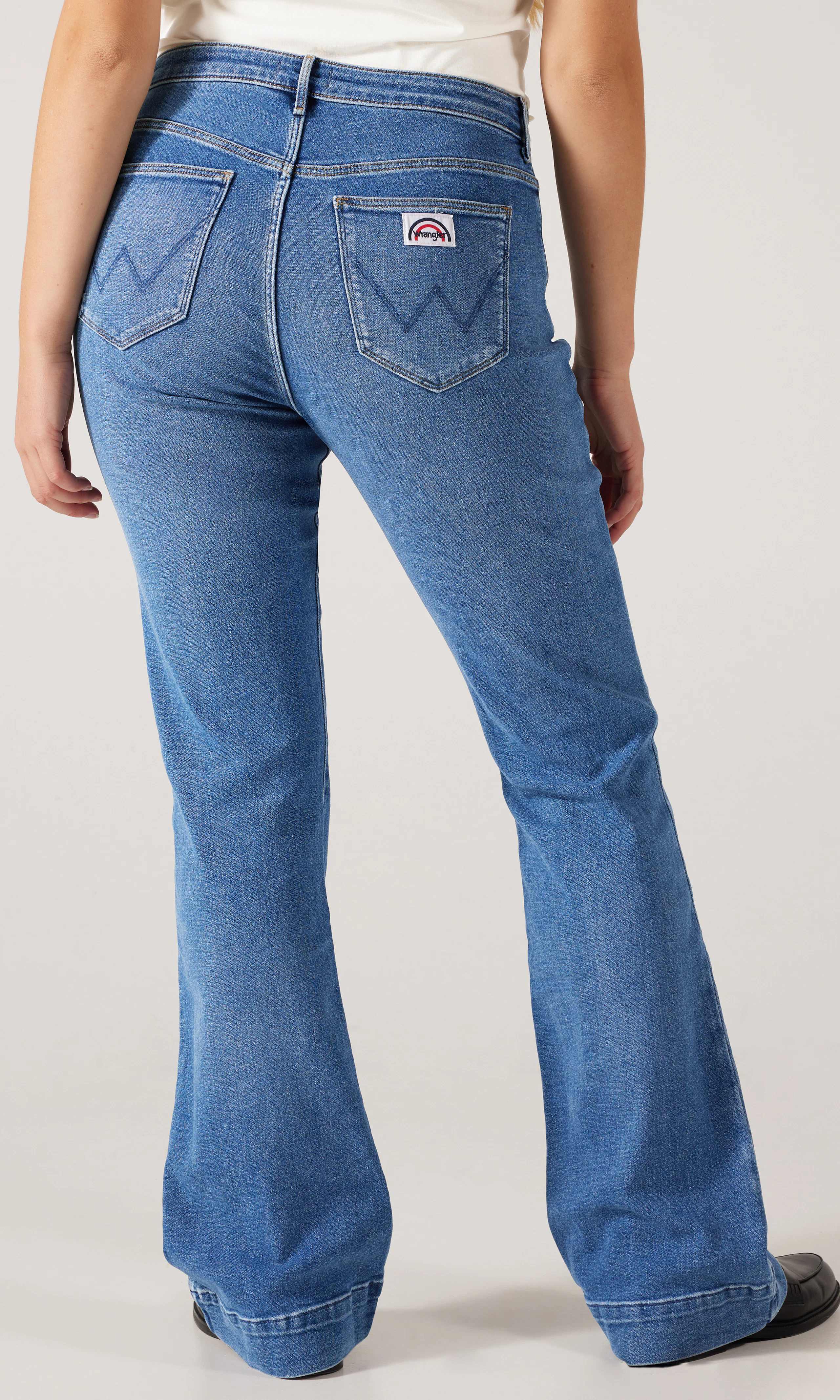 Flare Medium Blå Jeans. Back. Model.