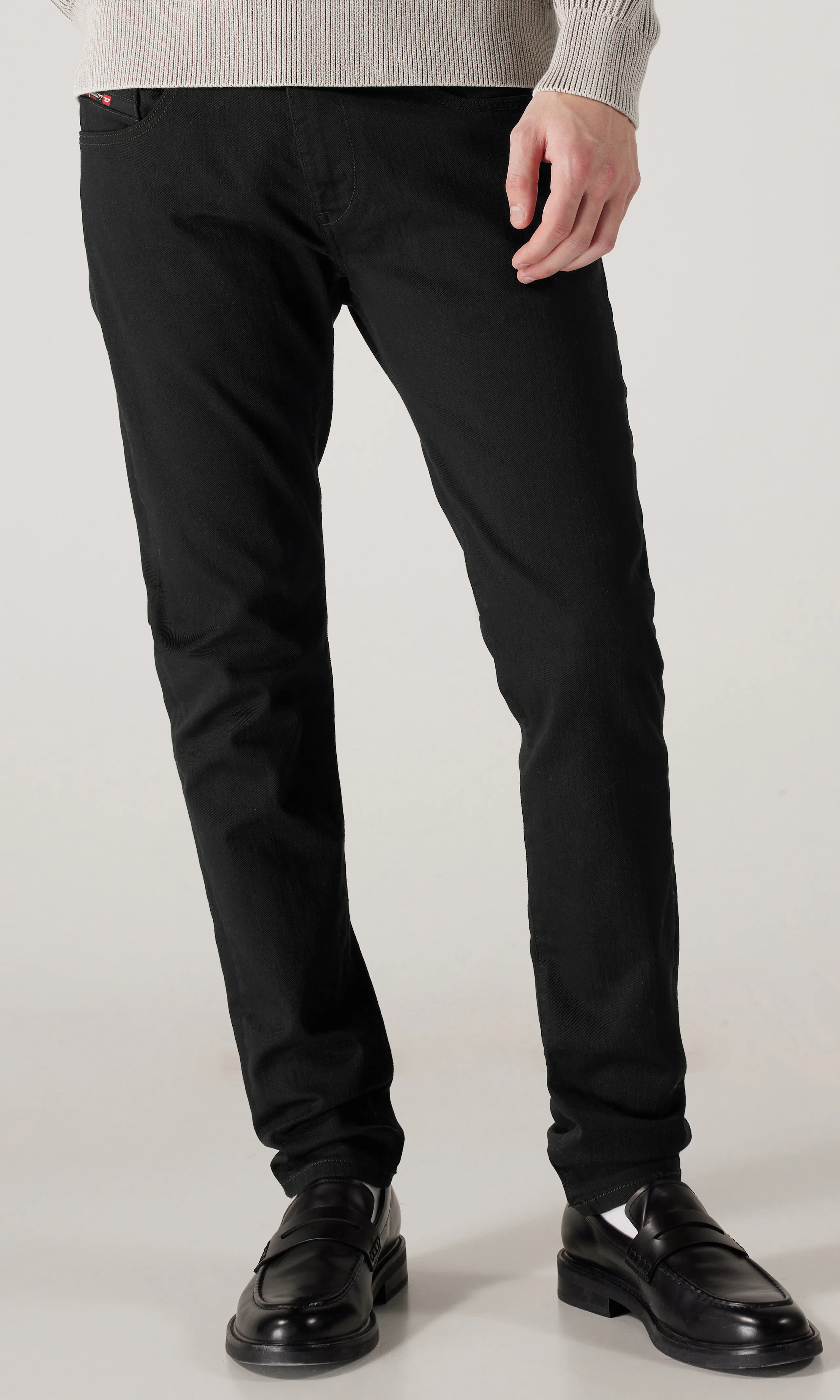 2019 D-Strukt Svart Jeans. Front. Model.