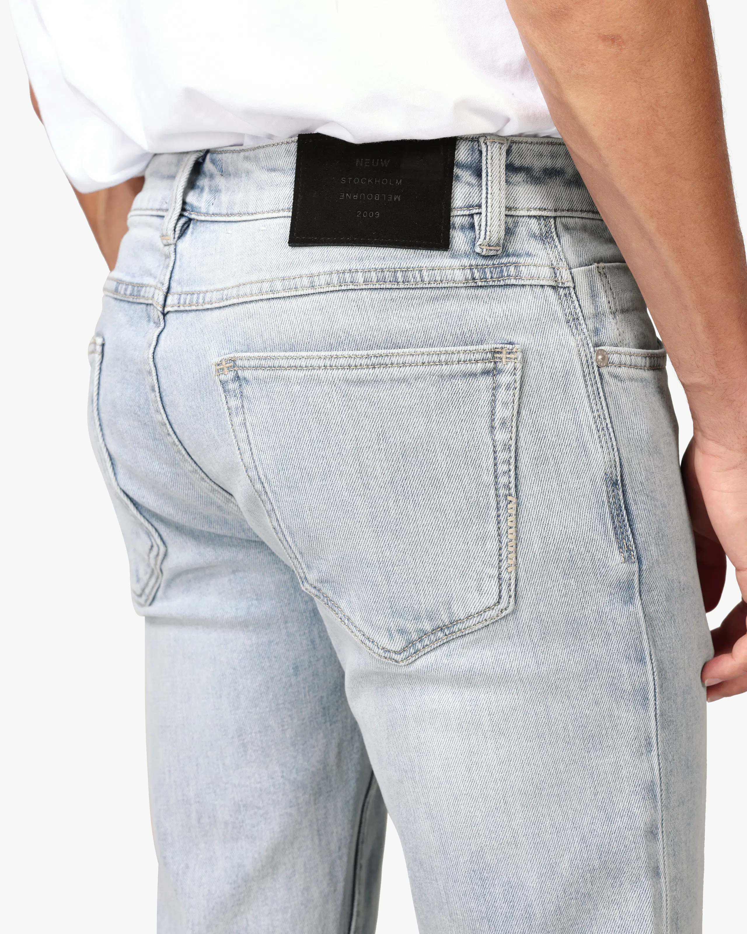 Iggy Skinny Lys Blå Jeans. Detail 1. Model.