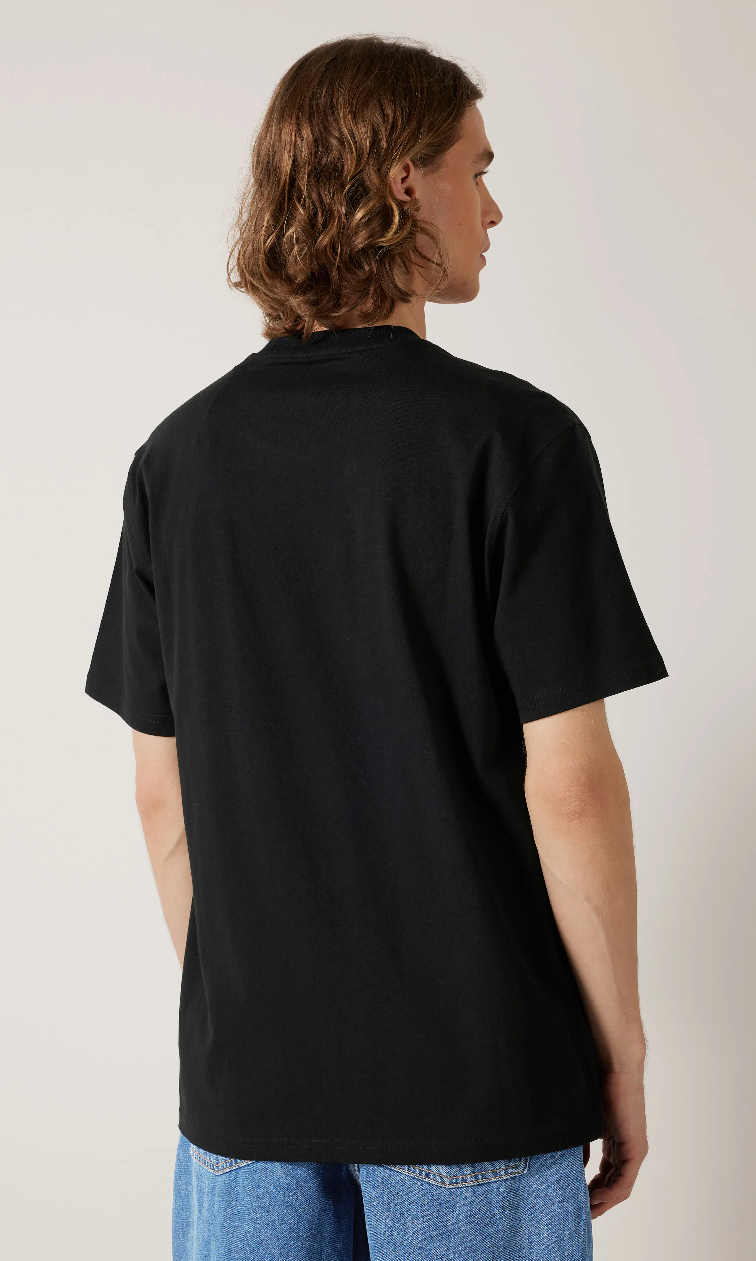 Luray Musta T-Paita. Back. Model.