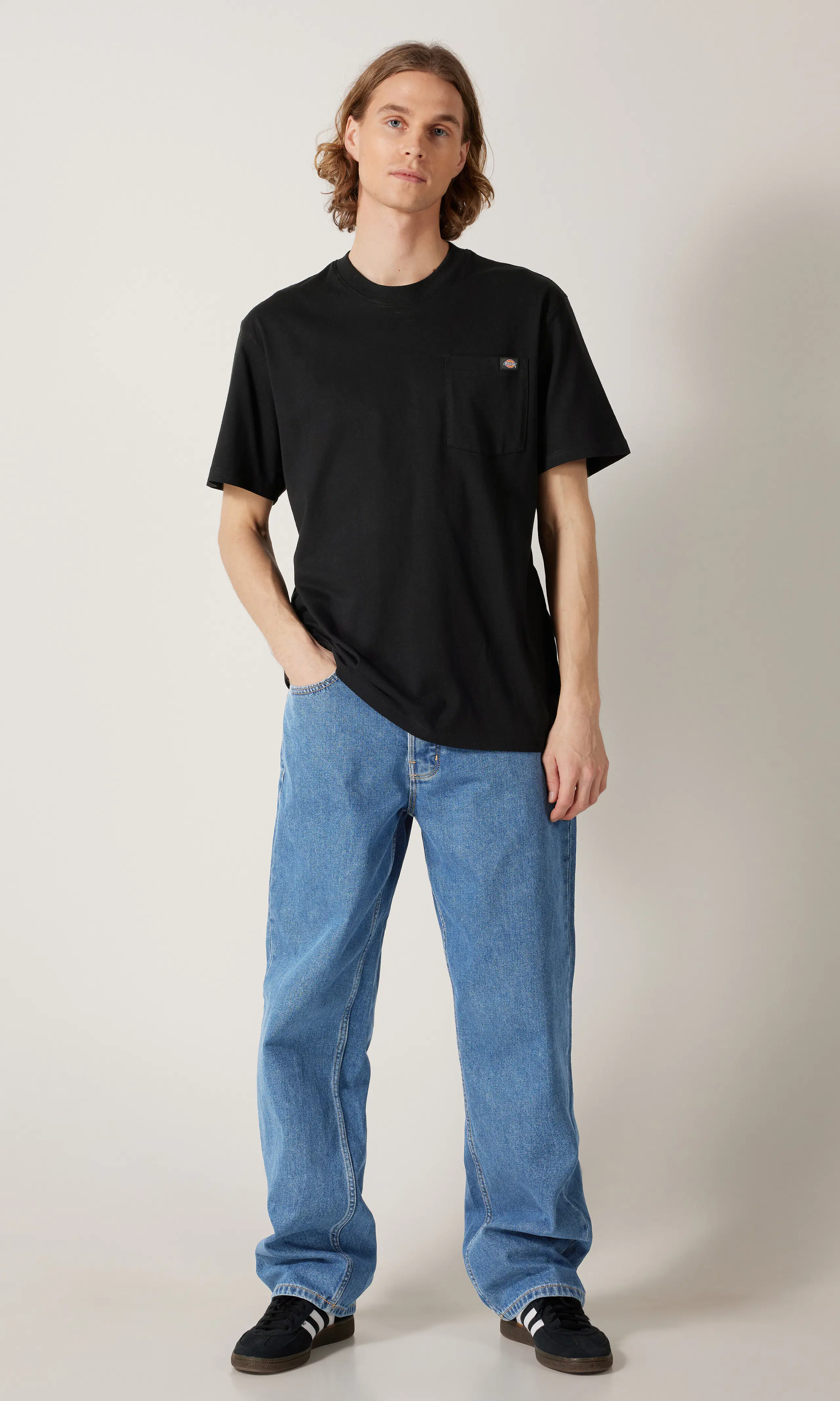 Luray Musta T-Paita. Front 1. Model.