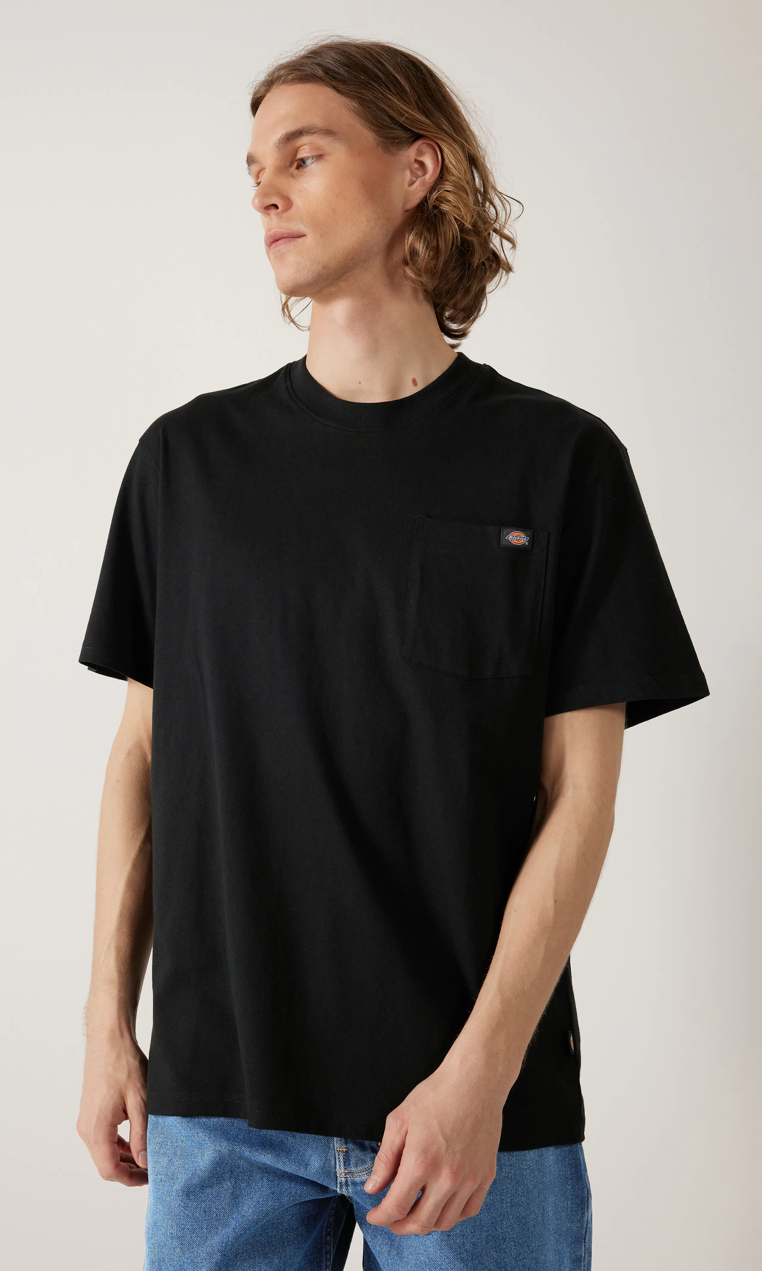 Luray Musta T-Paita. Front. Model.