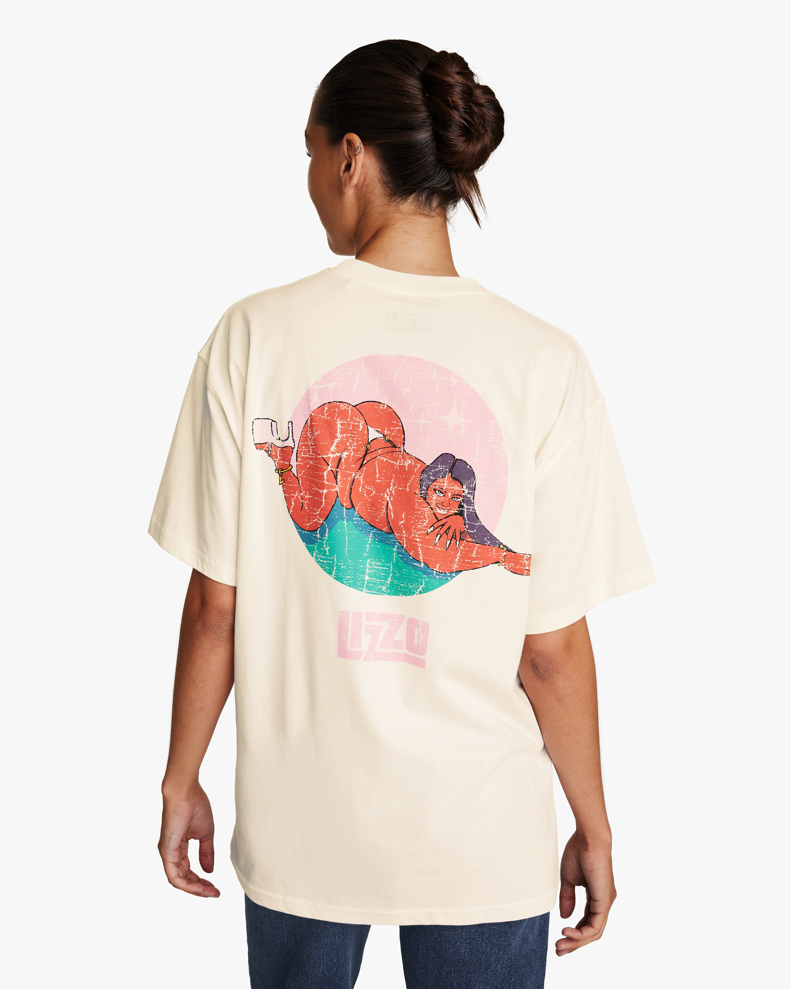 Lizzo Loose Fit T-Skjorte. Back. Model.