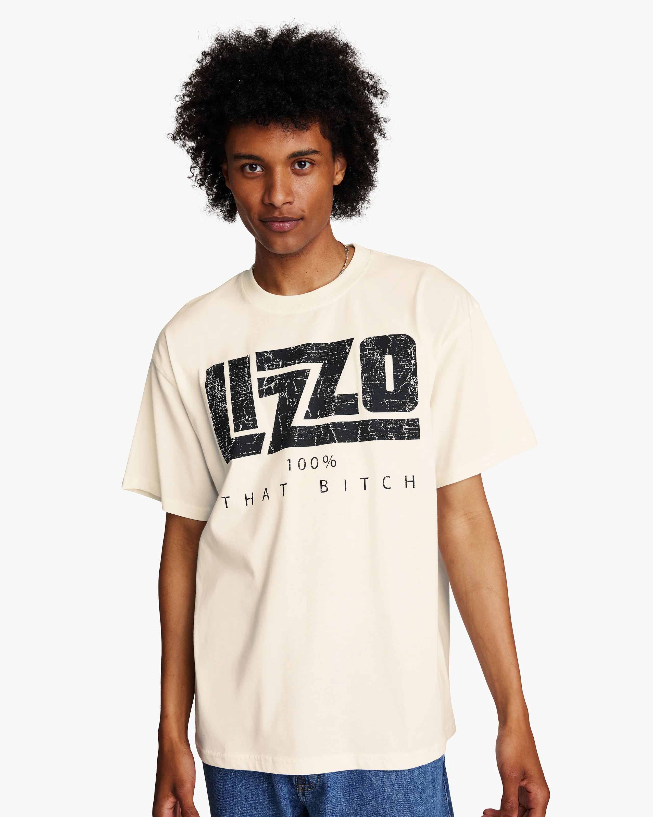 Lizzo Loose Fit T-Skjorte. Front 1. Model.