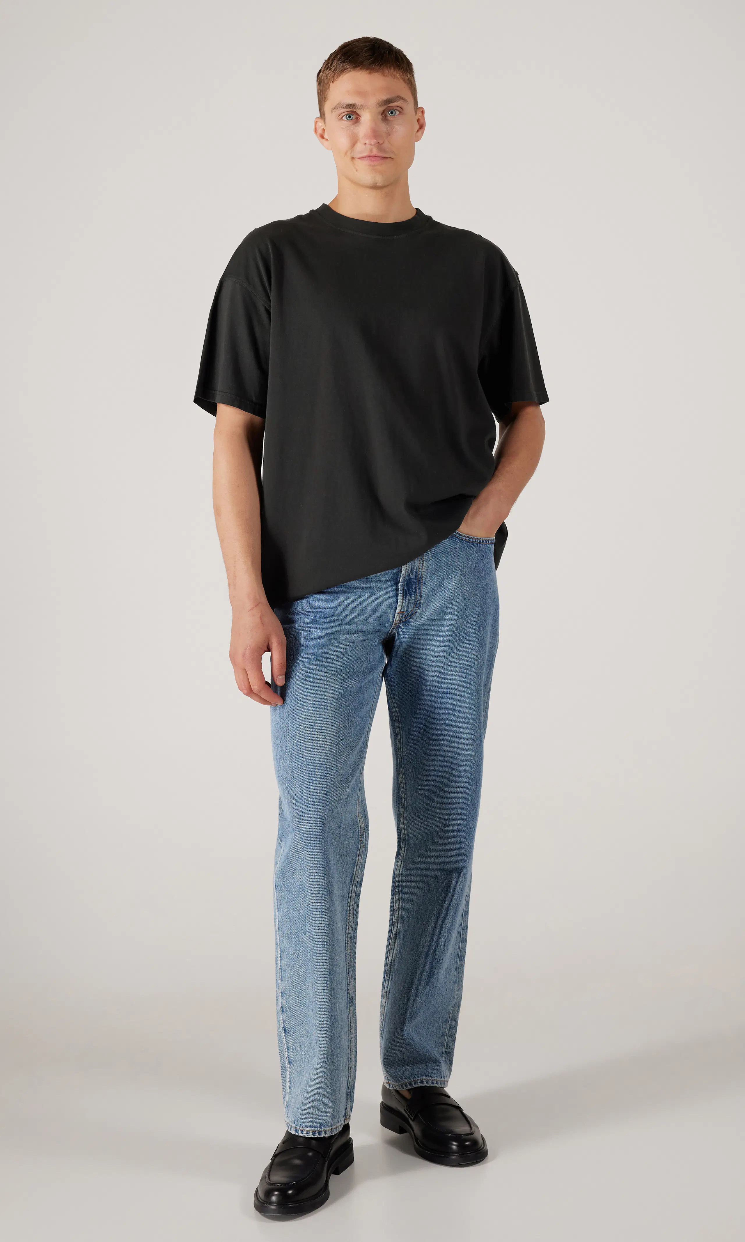 Moon Loose T-Paita. Front 1. Model.