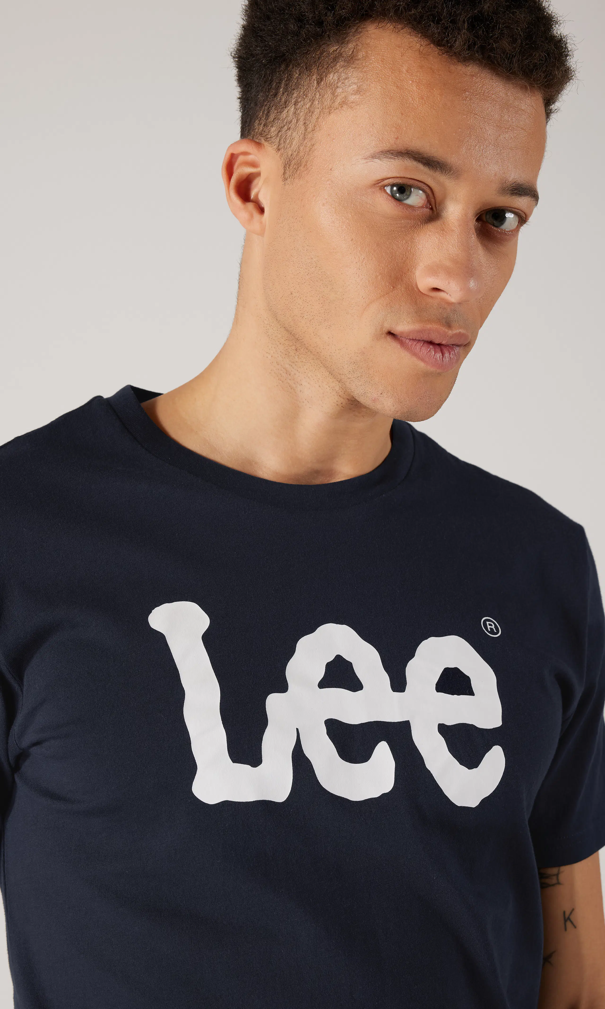 Wobbly Logo Blå T-Skjorte. Front. Model.