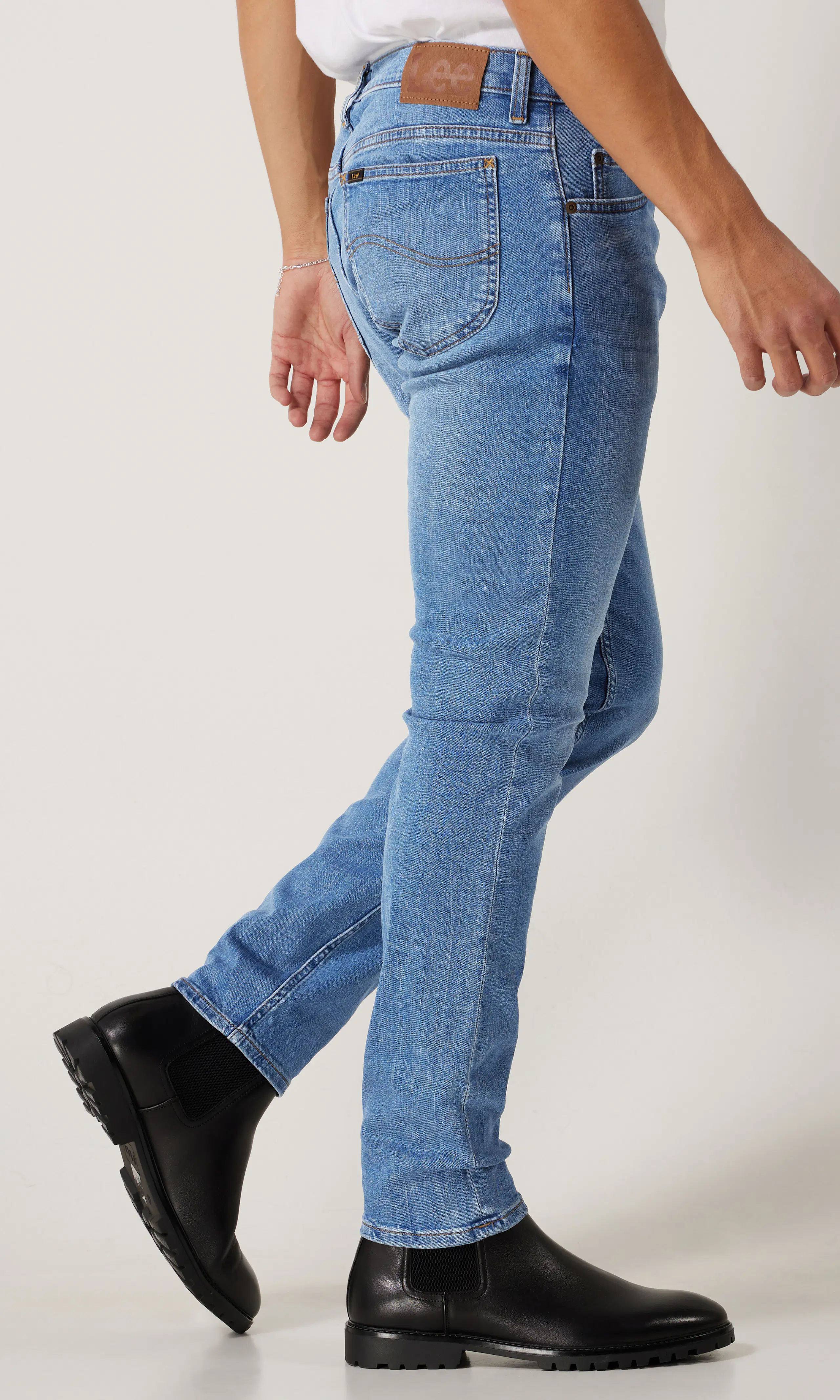 Rider Medium Blå Jeans. Front 1. Model.