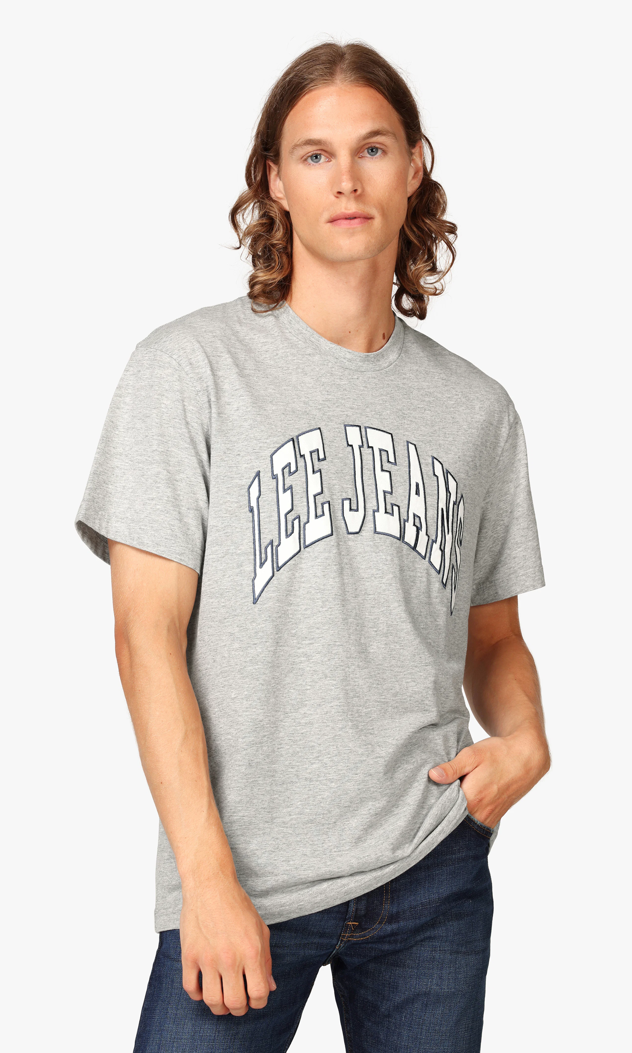 Varsity Grå T-Shirt. Front. Model.