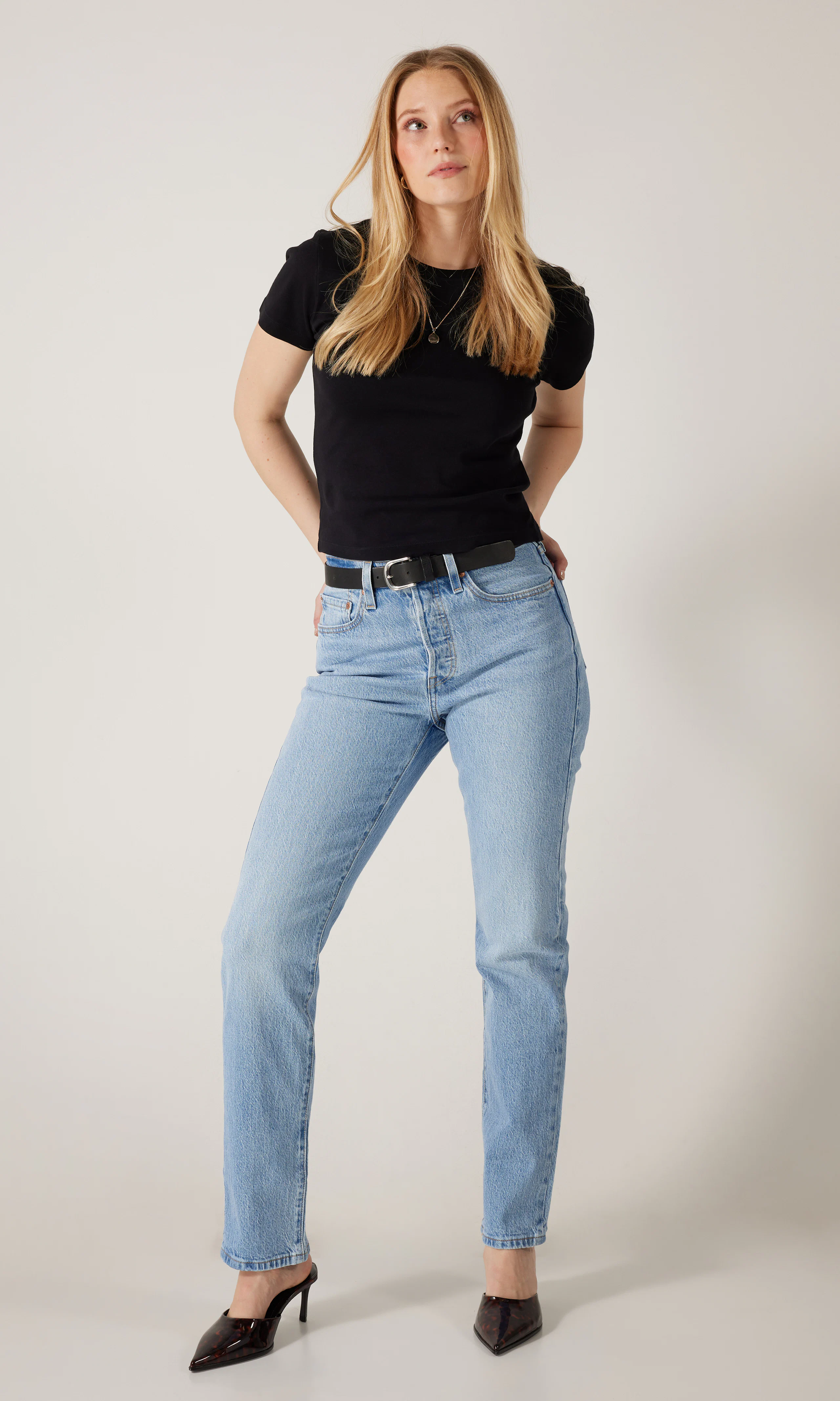501® Original Lys Blå Jeans. Front. Model.