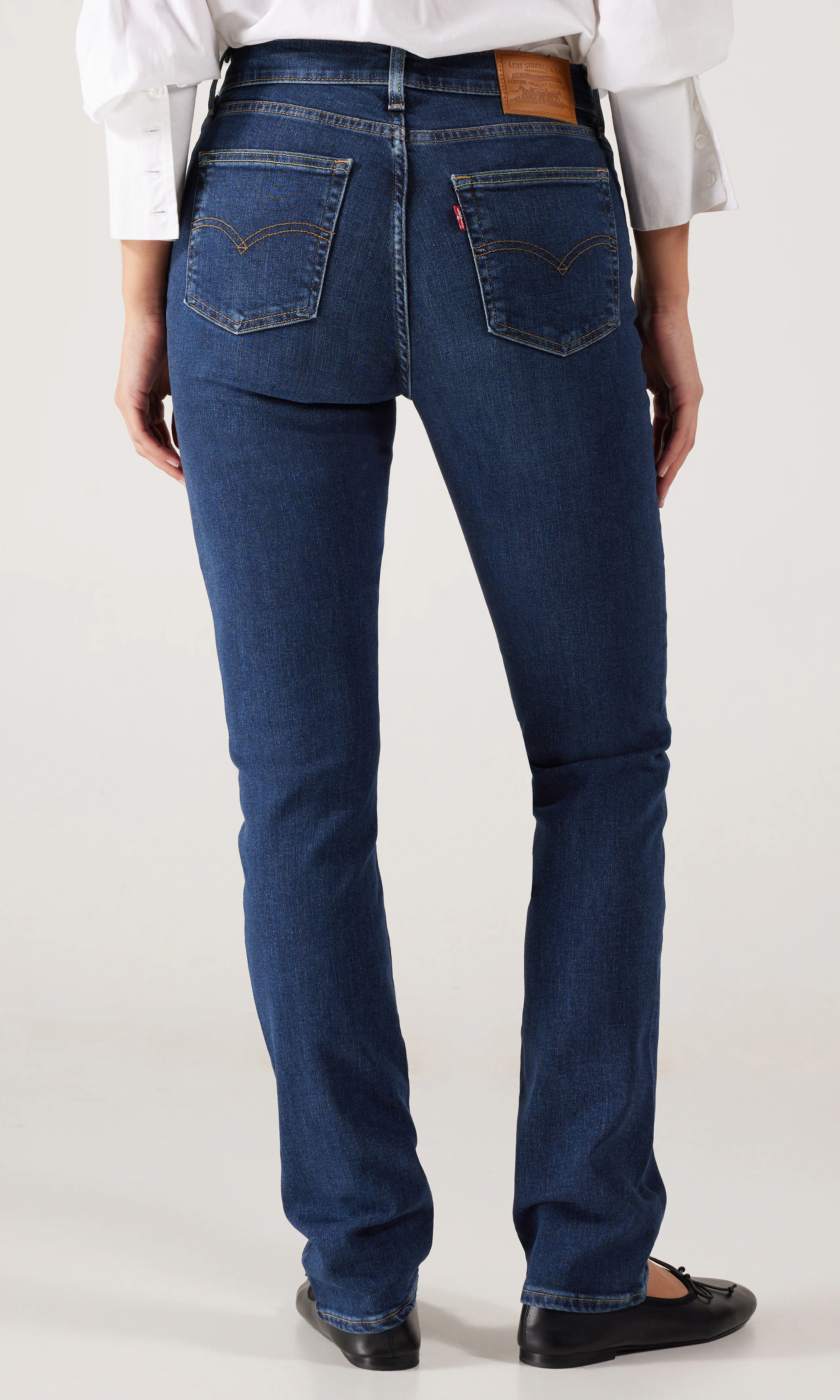 724™ High Rise Straight Mörkblå Jeans. Back. Model.