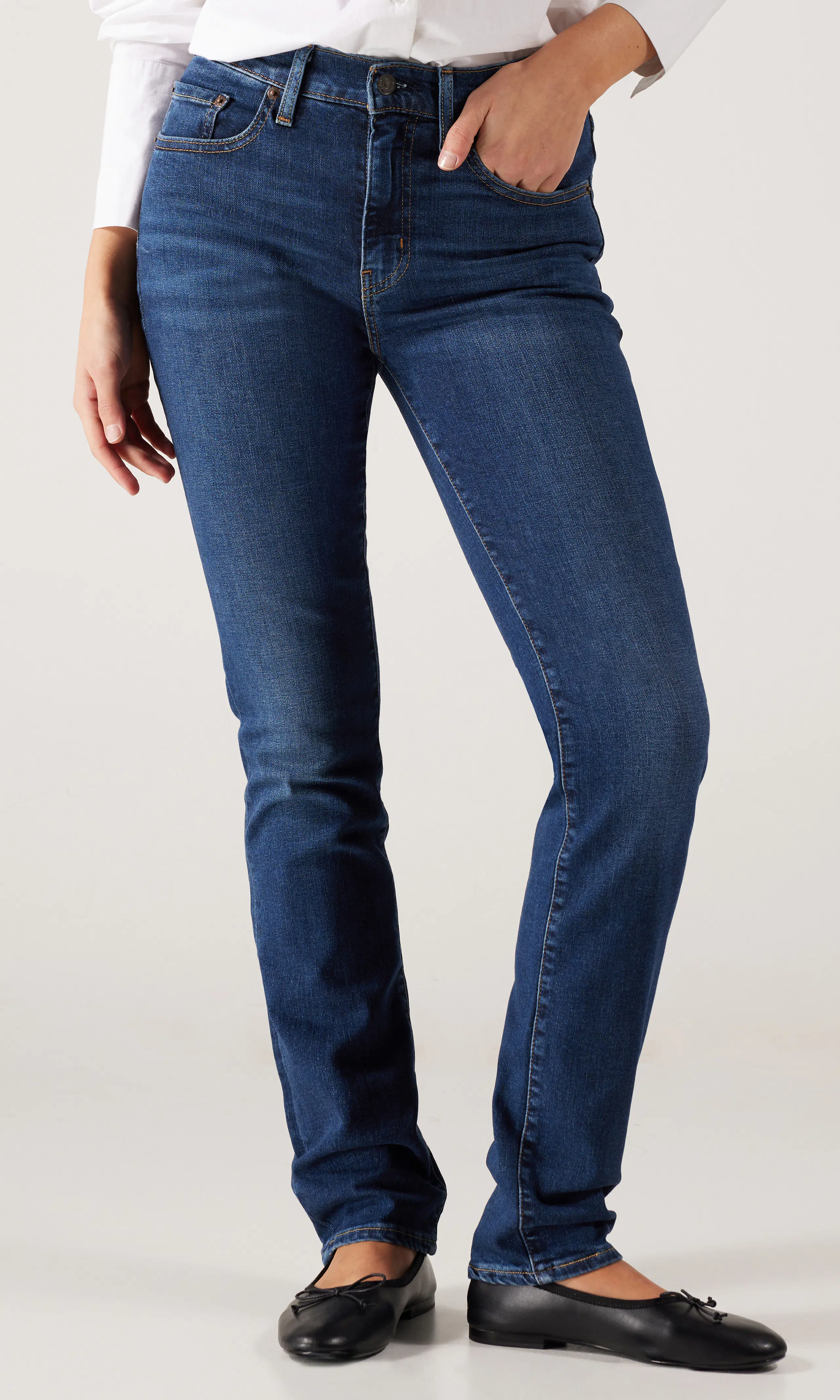 724™ High Rise Straight Mörkblå Jeans. Front. Model.