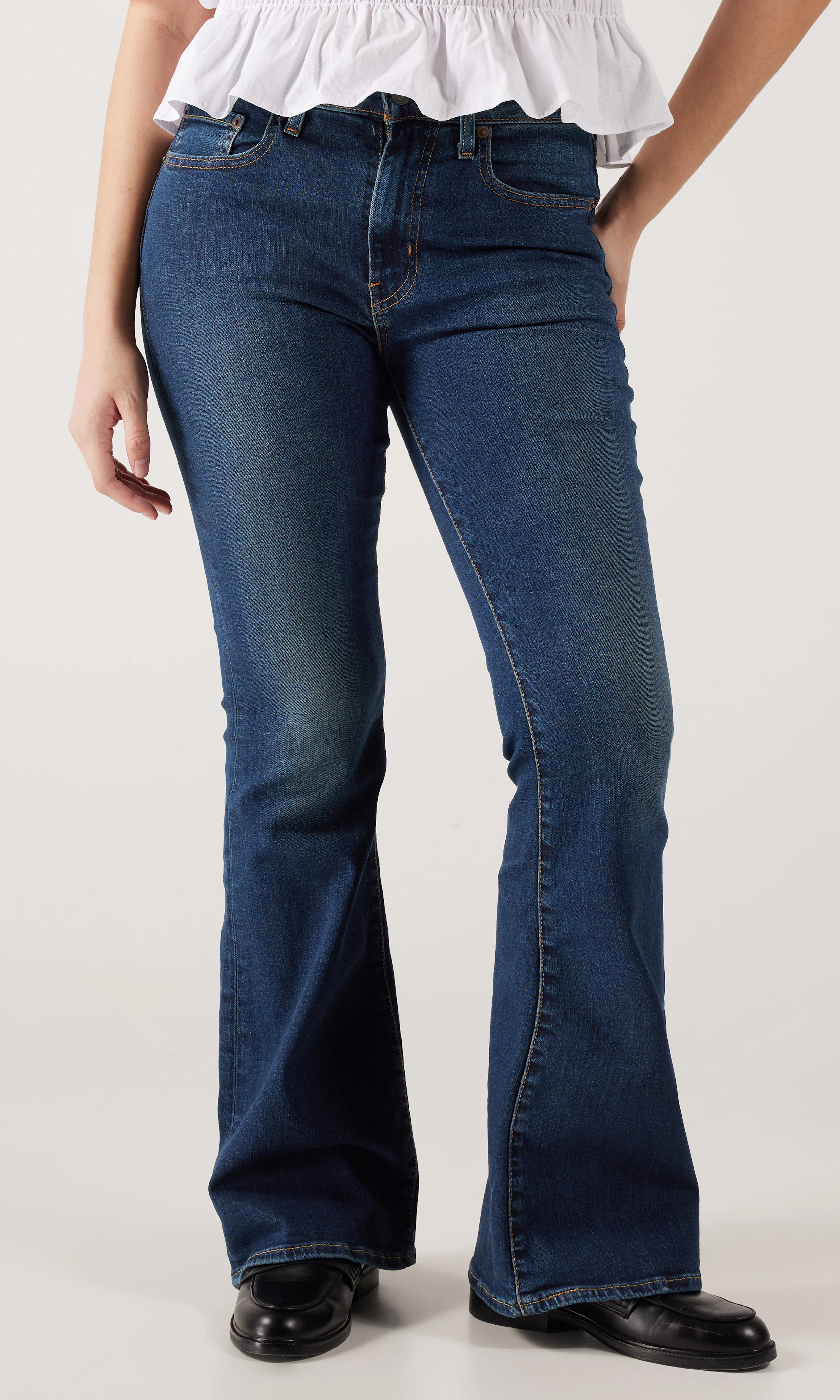 726™ High Rise Flare Mørk Blå Jeans. Front. Model.