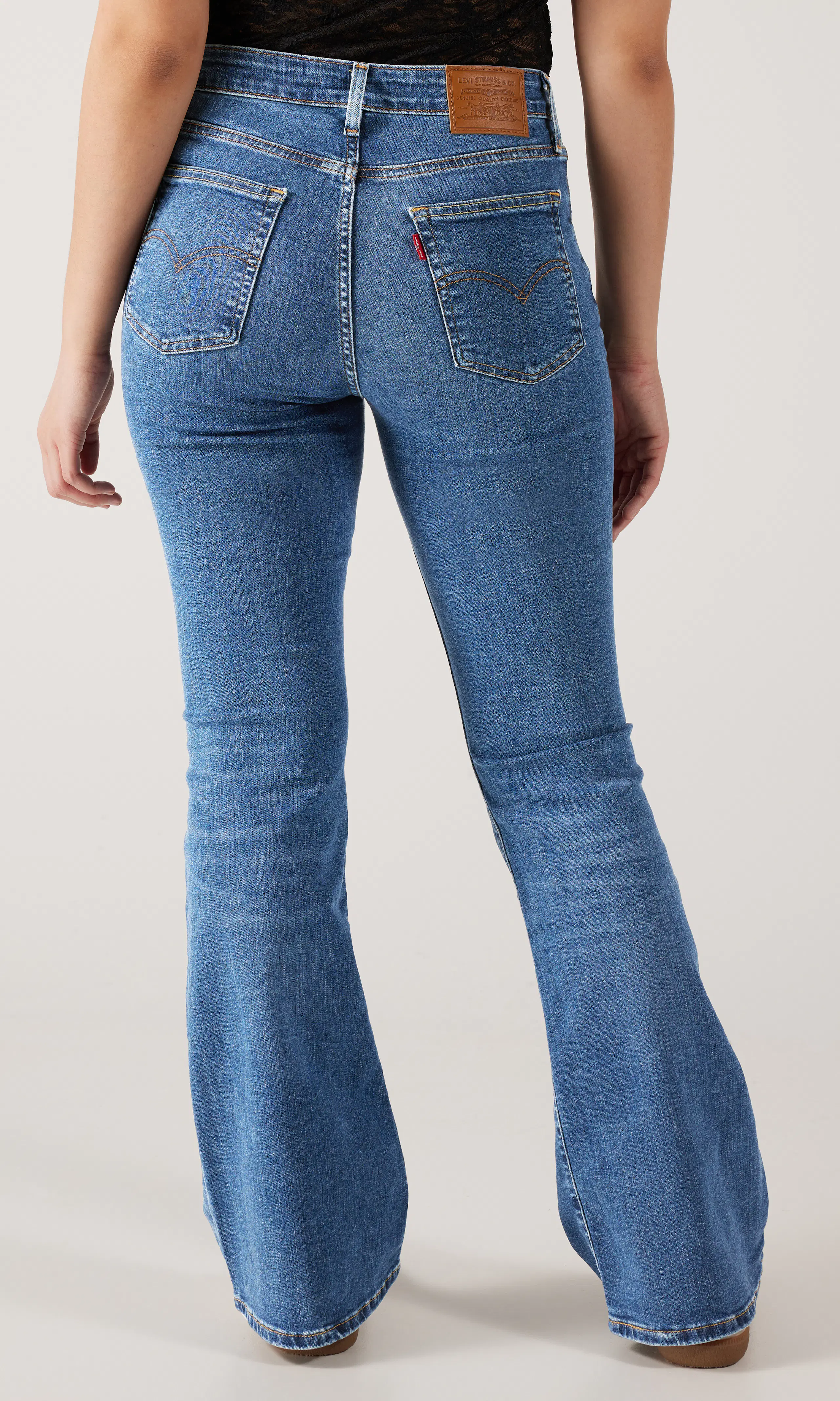 726™ High Rise Flare Mørk Blå Jeans. Back. Model.
