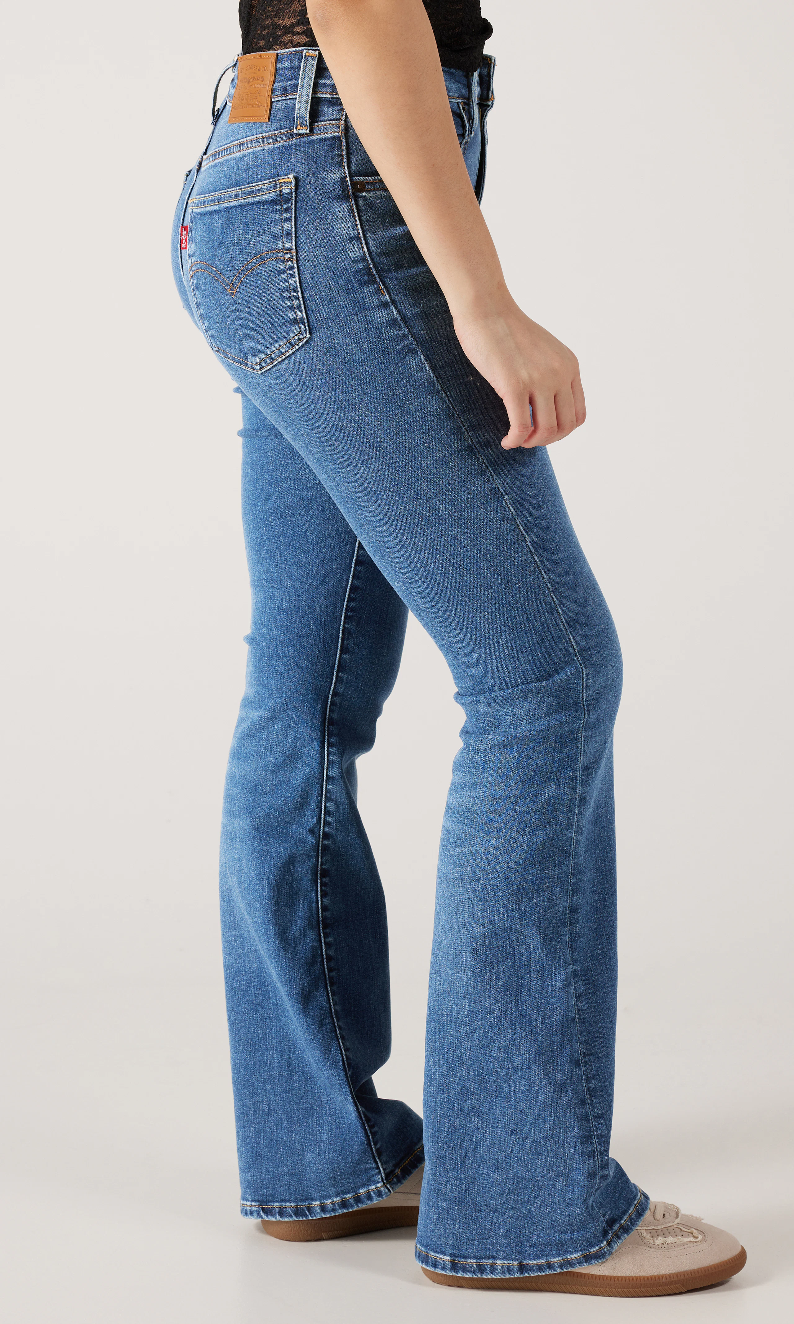 726™ High Rise Flare Mørk Blå Jeans. Front 2. Model.