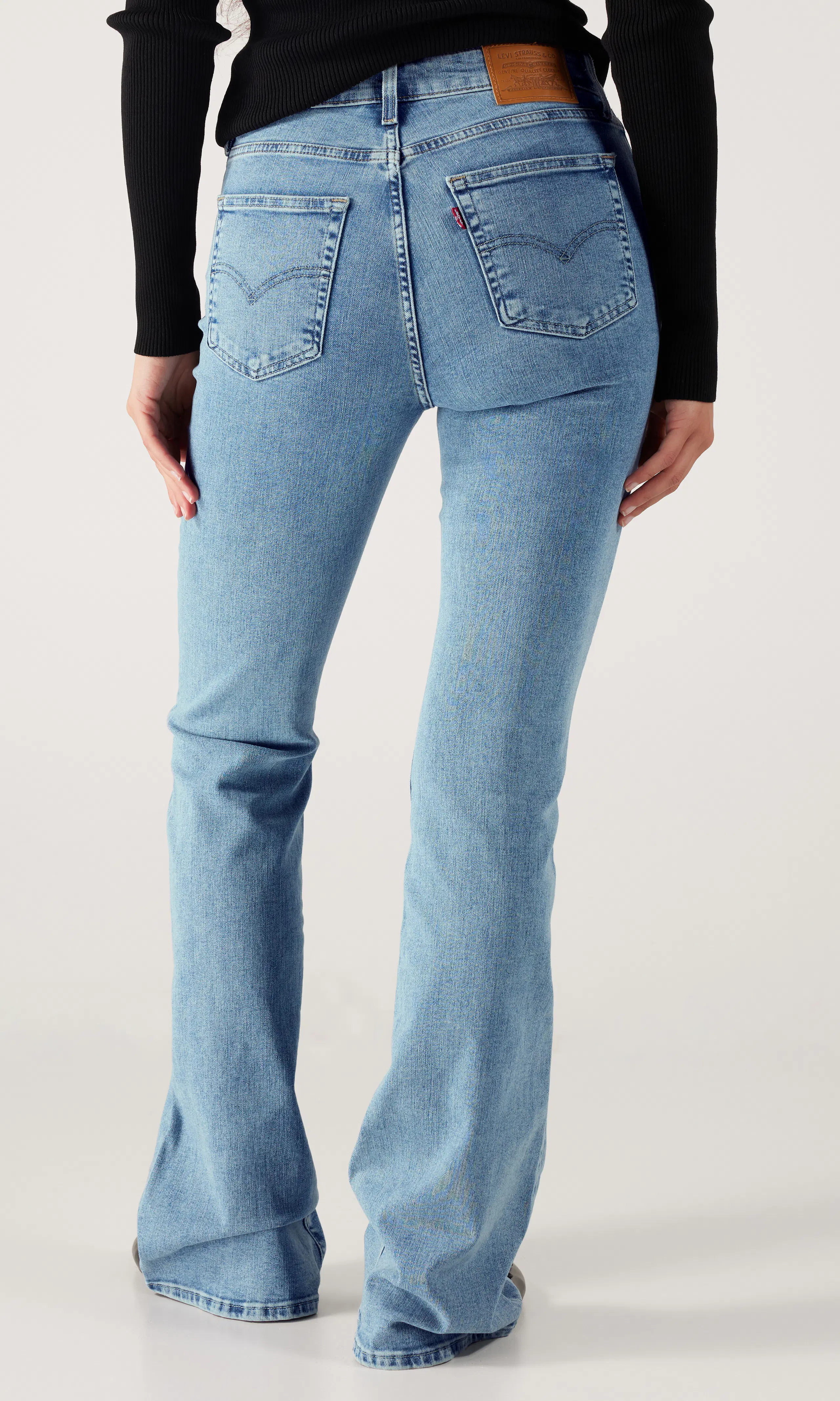 726™ High Rise Flare Lys Blå Jeans. Back. Model.