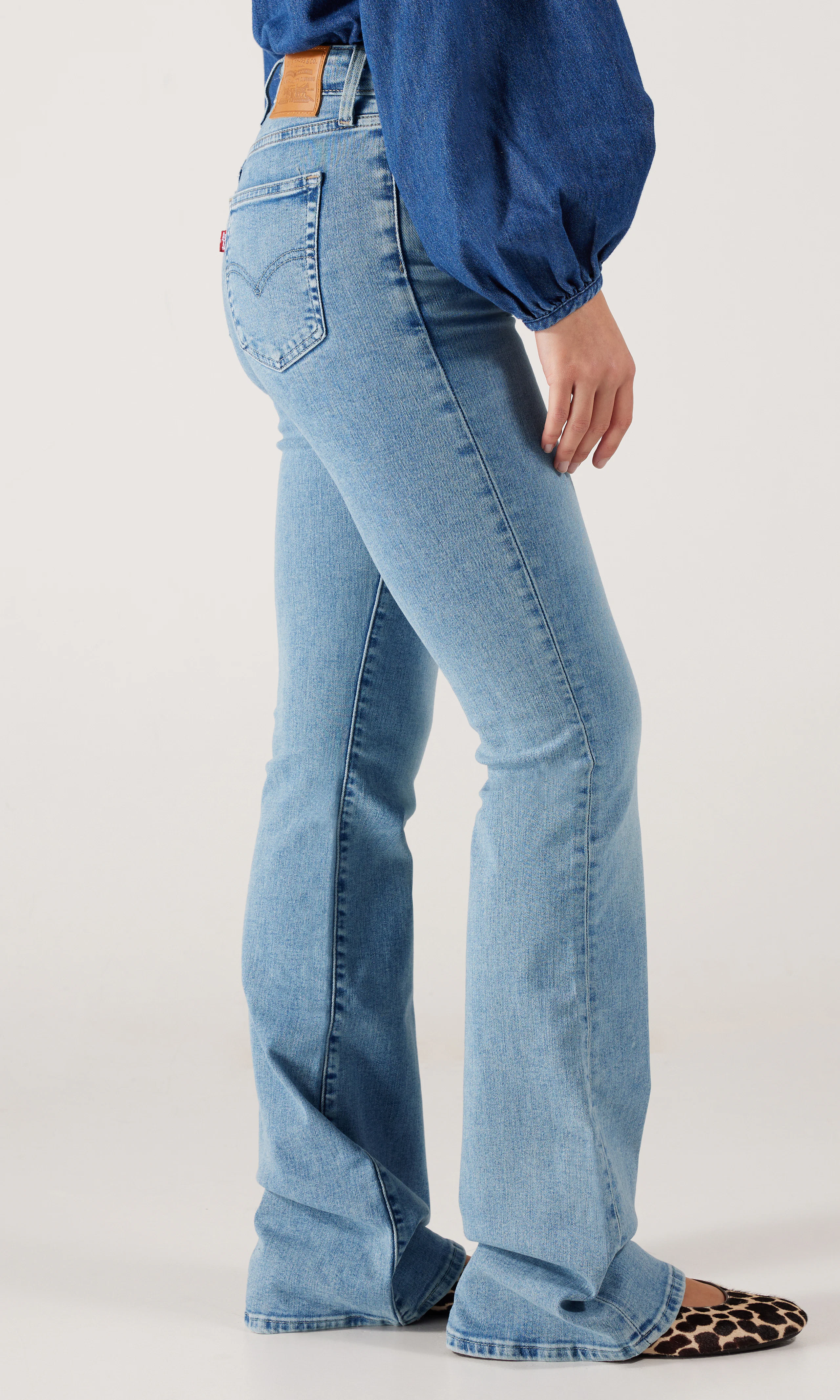 726™ High Rise Flare Lys Blå Jeans. Front 2. Model.