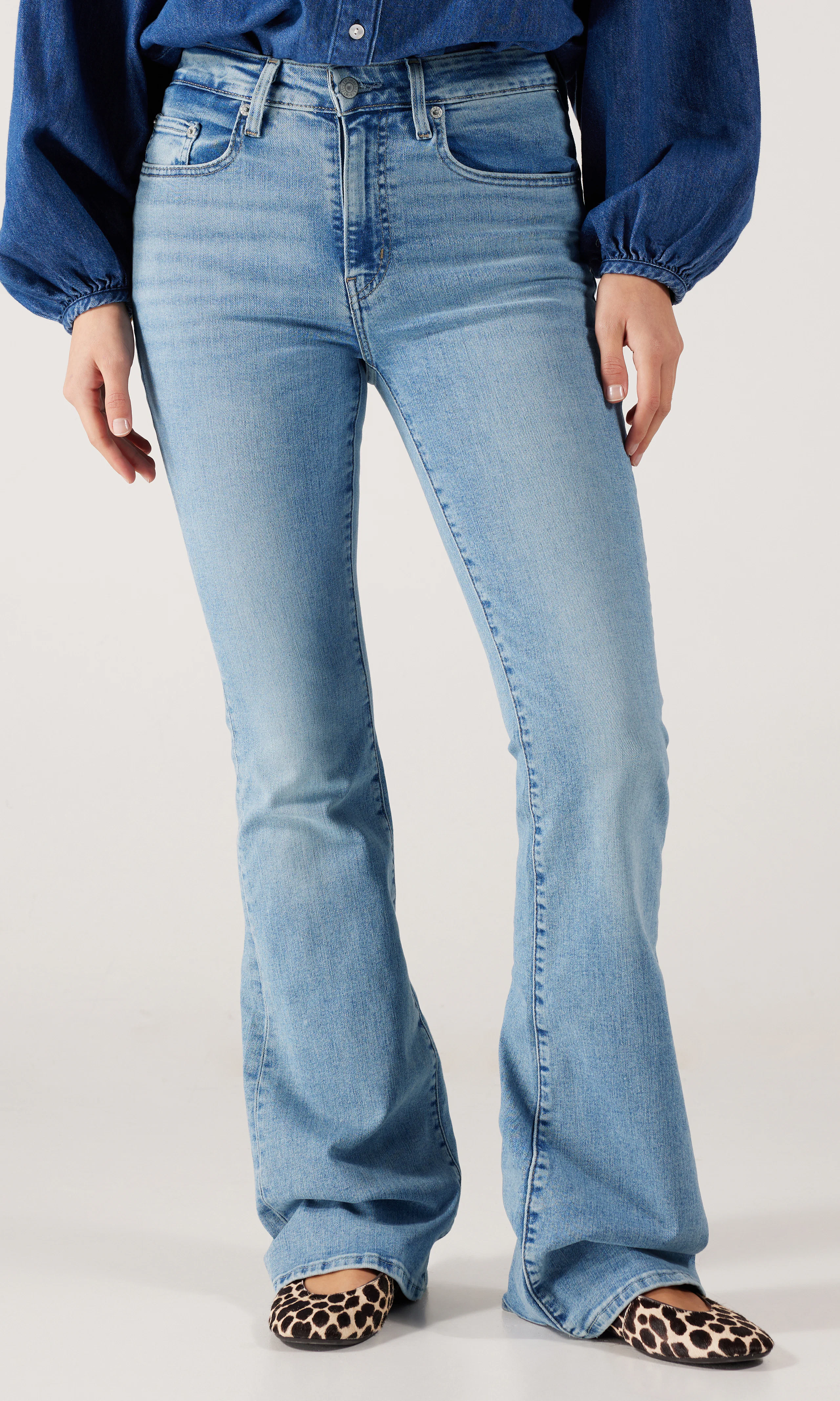 726™ High Rise Flare Lys Blå Jeans. Front. Model.