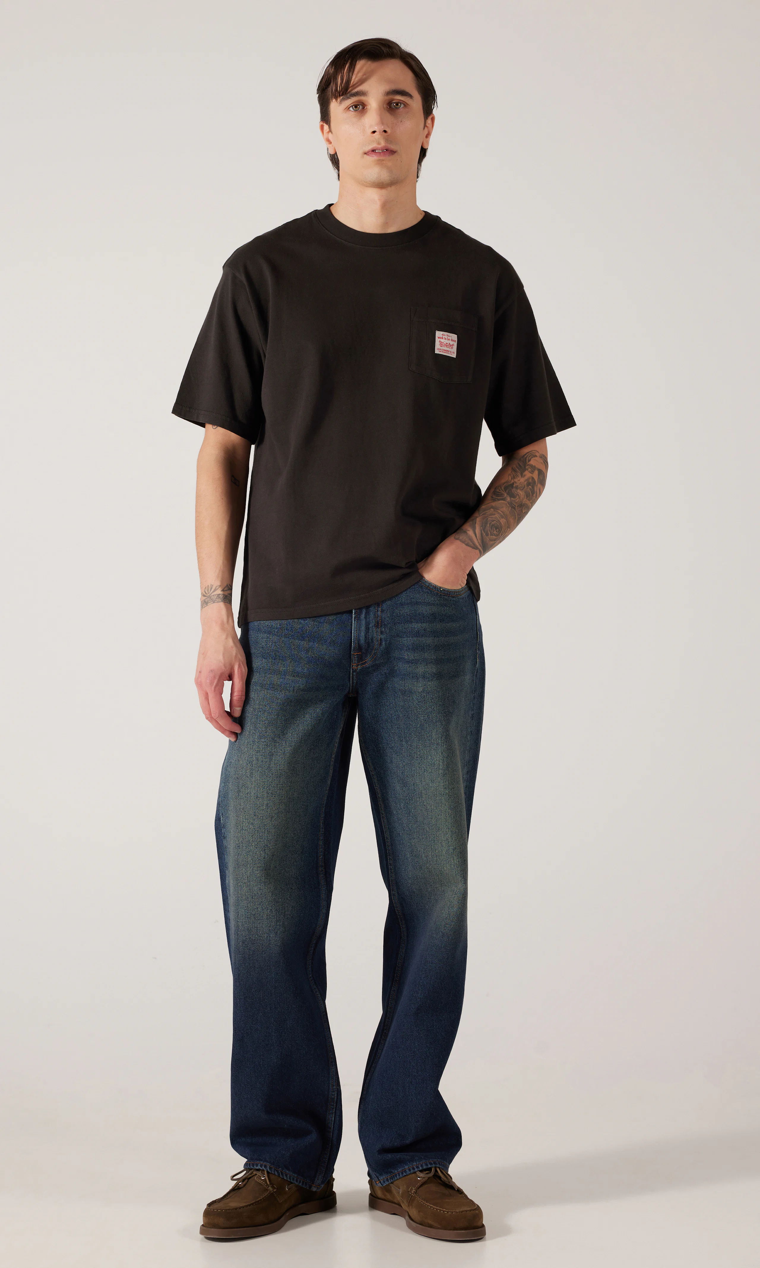 Workwear Tee Musta T-Paita. Front 1. Model.