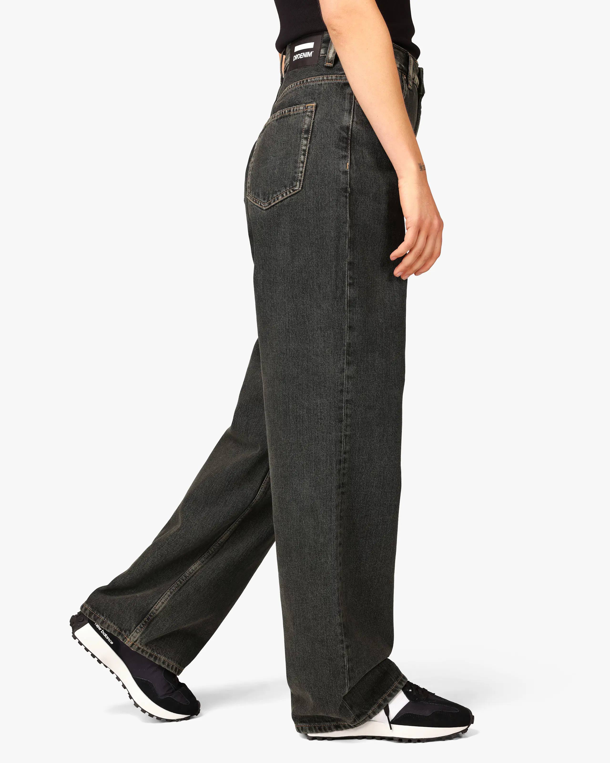 Donna Svart Jeans. Front 2. Model.