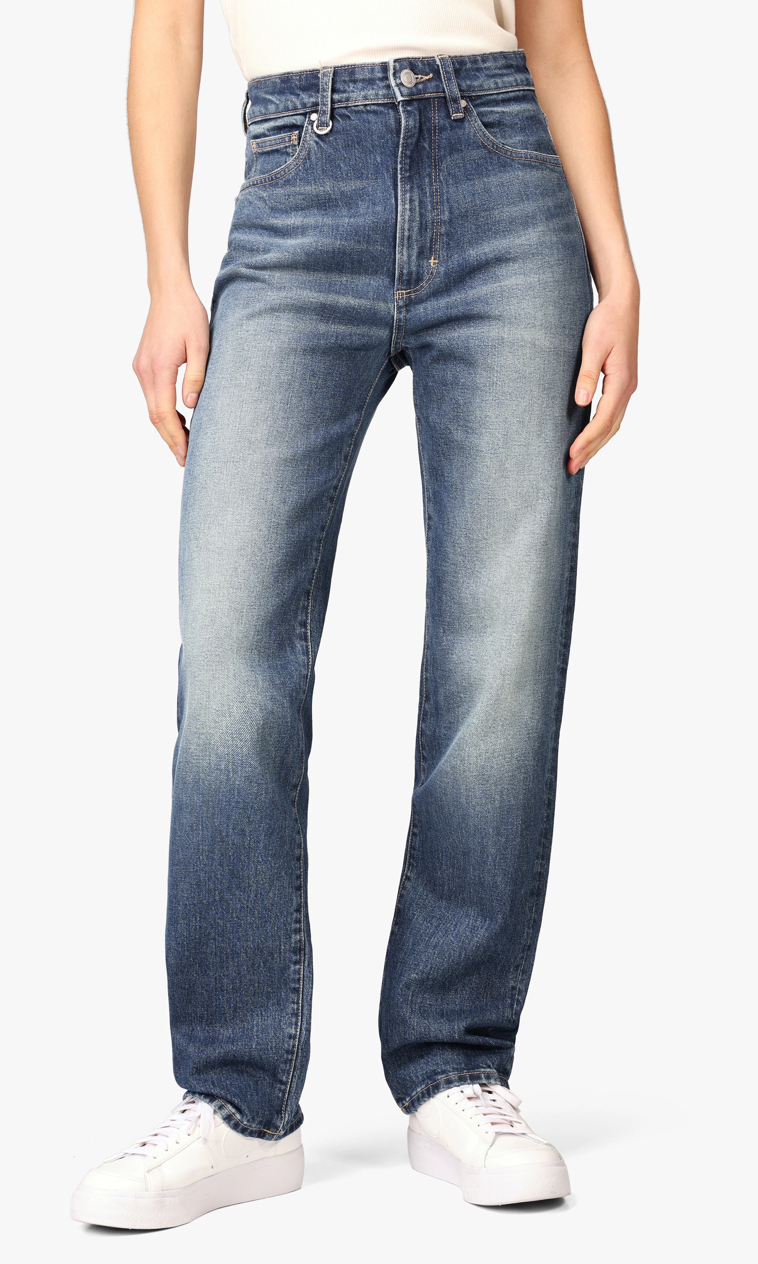 Nico Straight Mörkblå Jeans. Front. Model.
