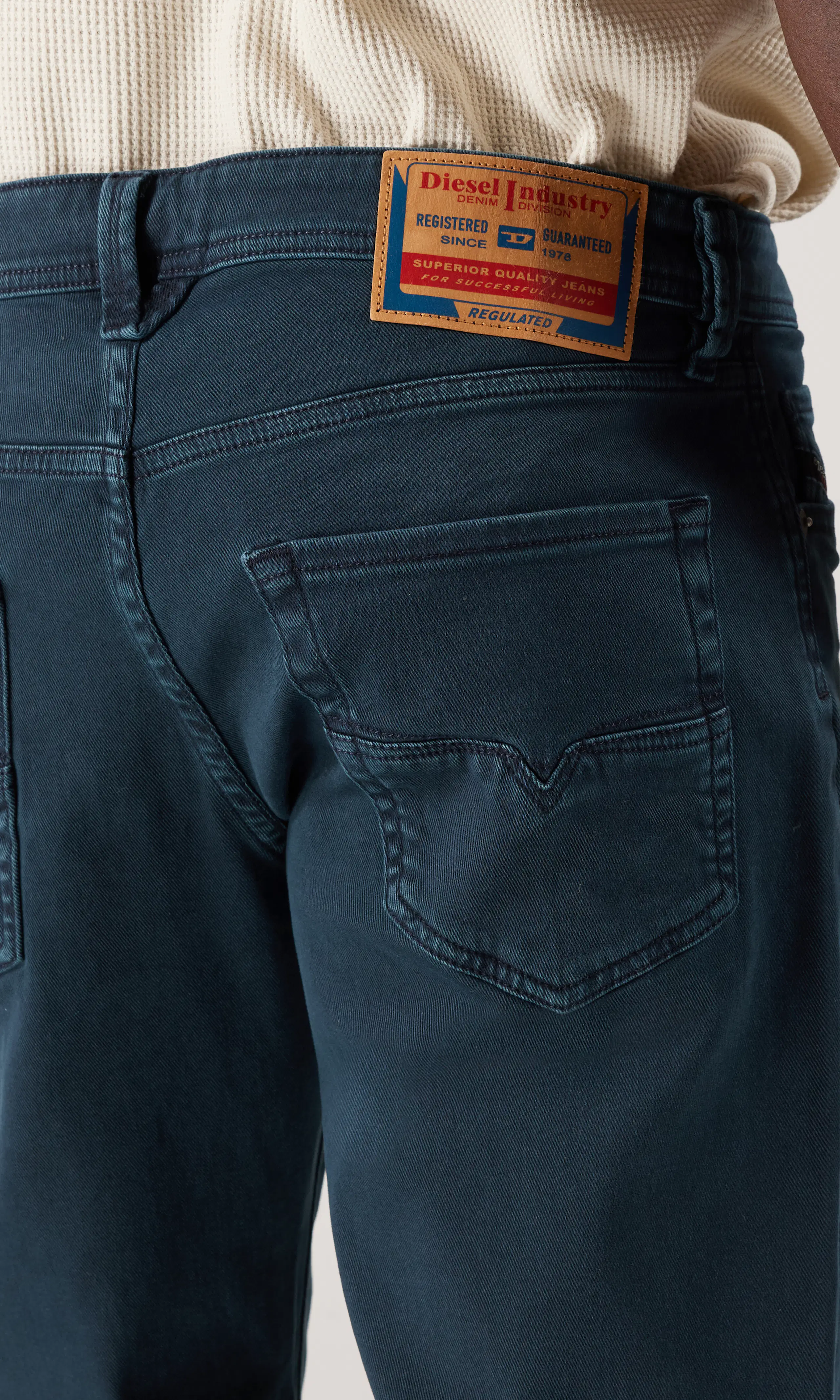1986 Larkee-Beex Tummansiniset Farkut. Detail 1. Model.