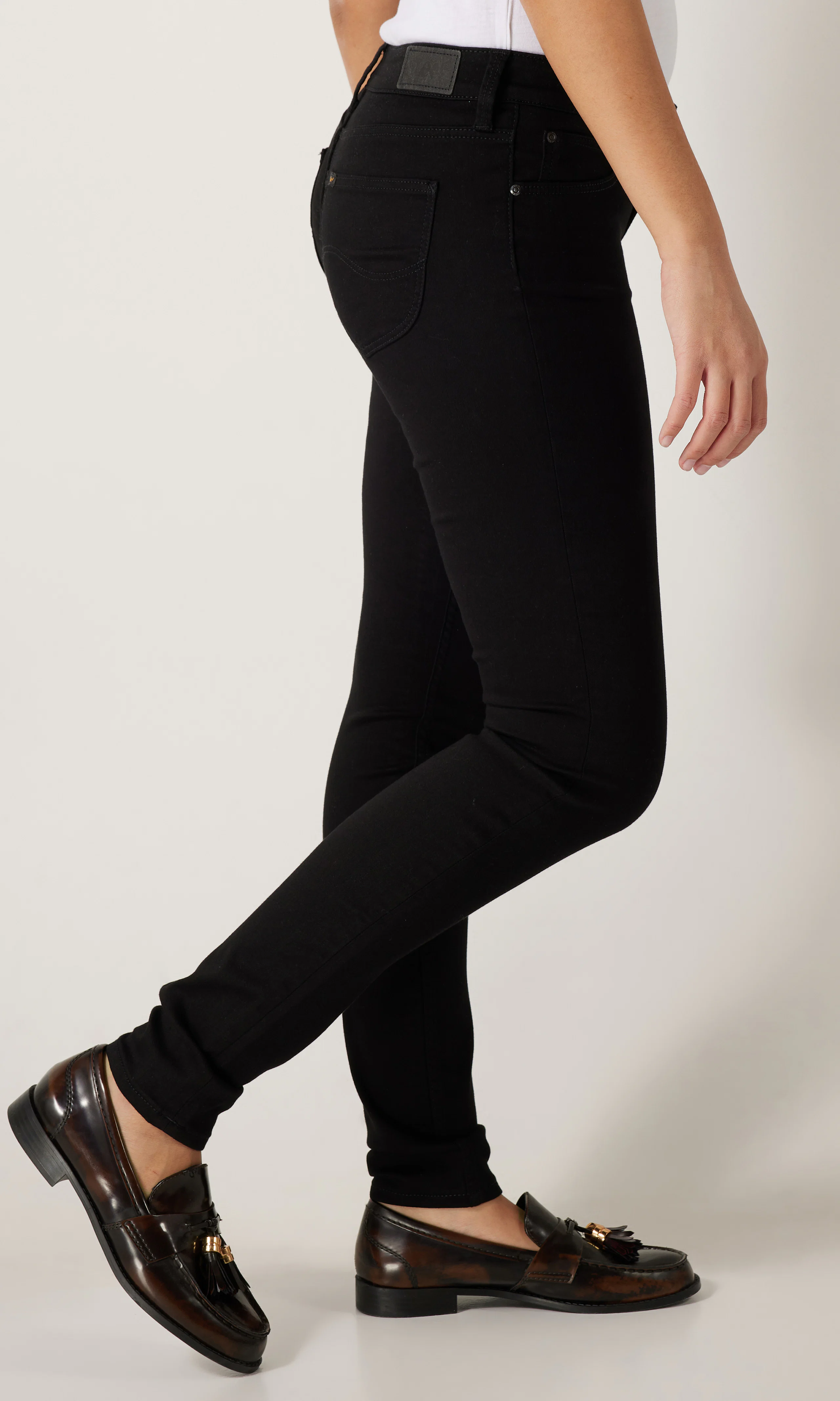 Scarlett Svarta Jeans. Front 1. Model.