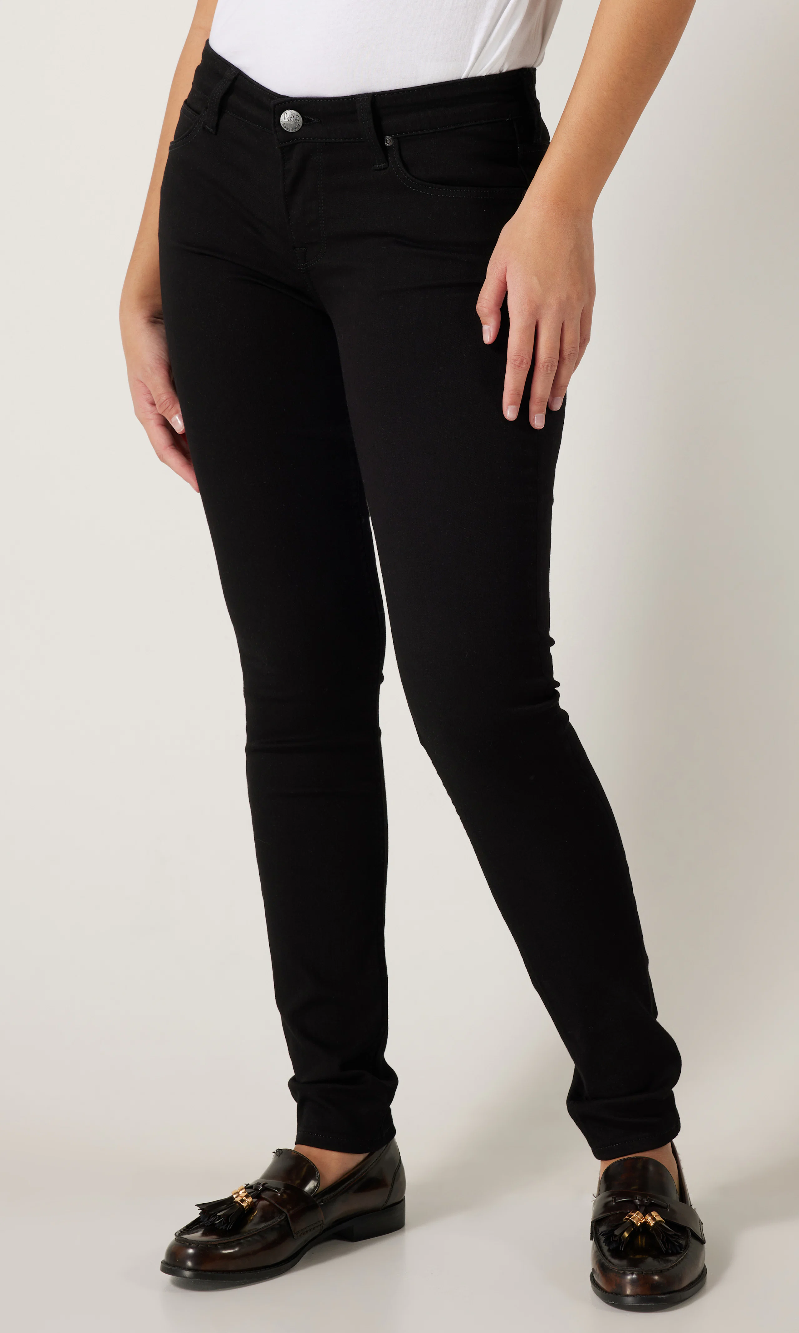 Scarlett Svarta Jeans. Front. Model.