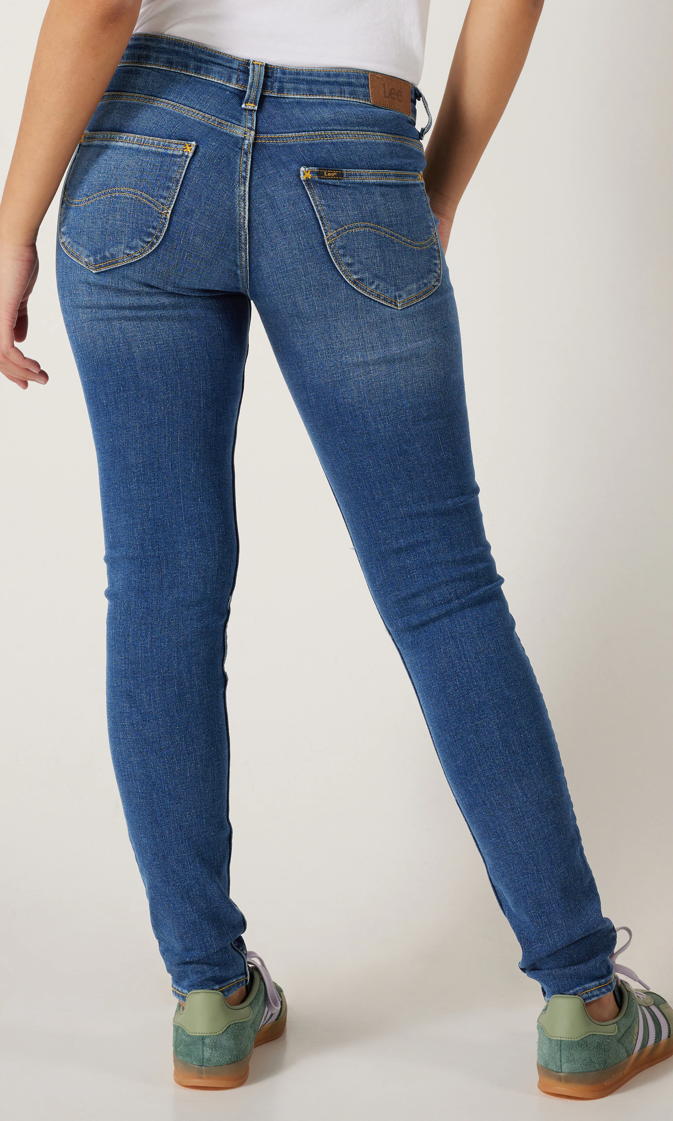 Scarlett Medium Blå Jeans. Back. Model.